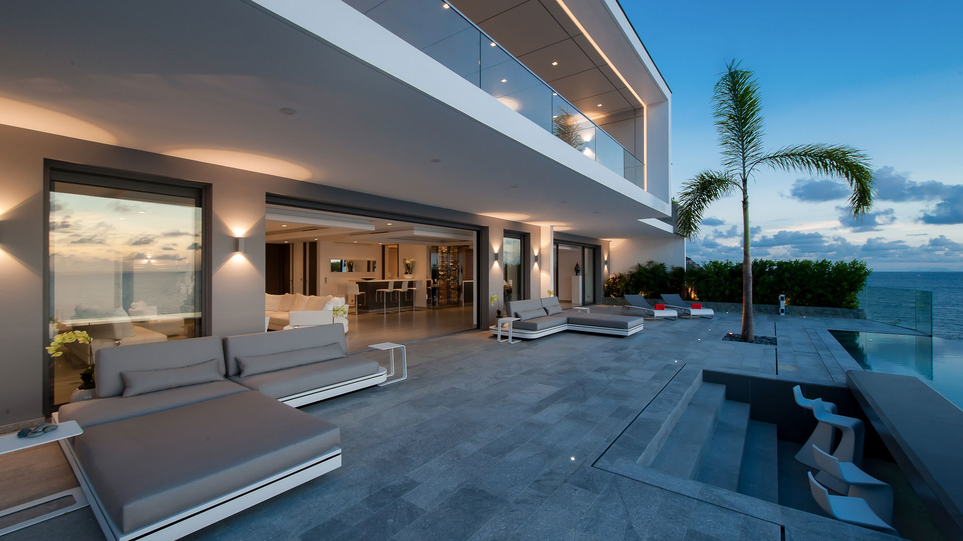 POOL & TERRACE