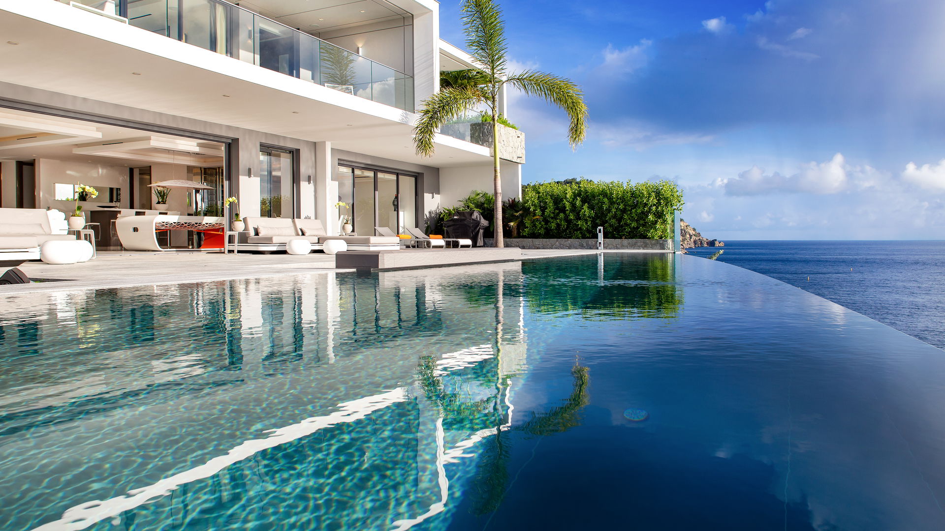 POOL & TERRACE