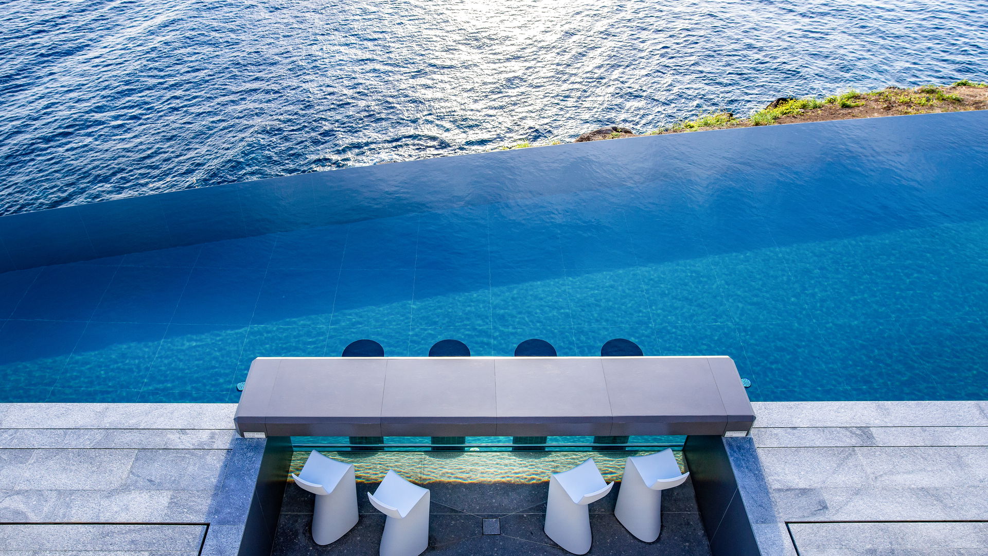 POOL & TERRACE