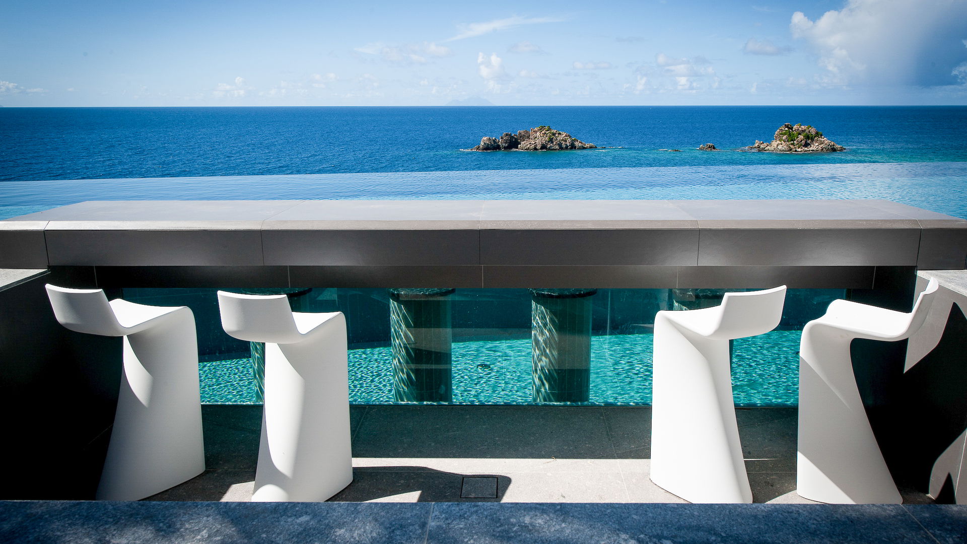 POOL & TERRACE