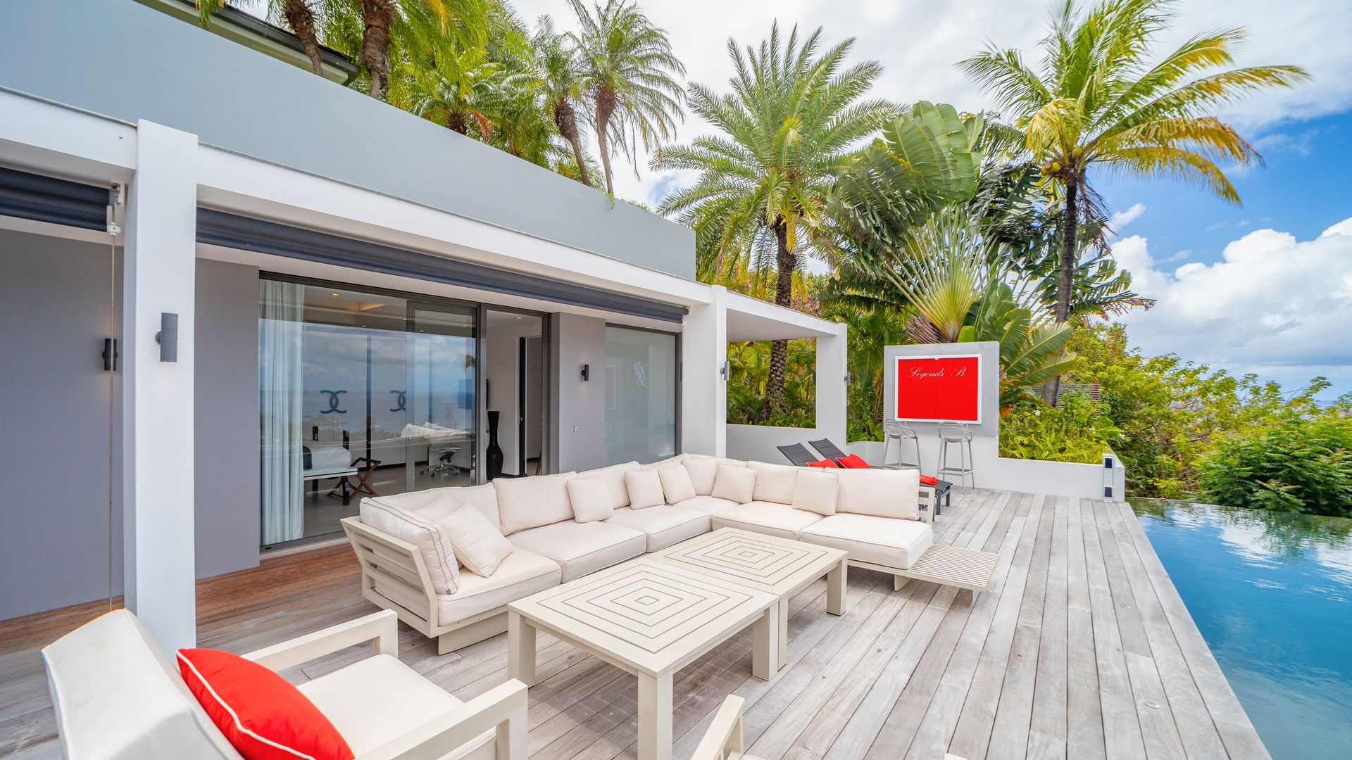 POOL & TERRACE
