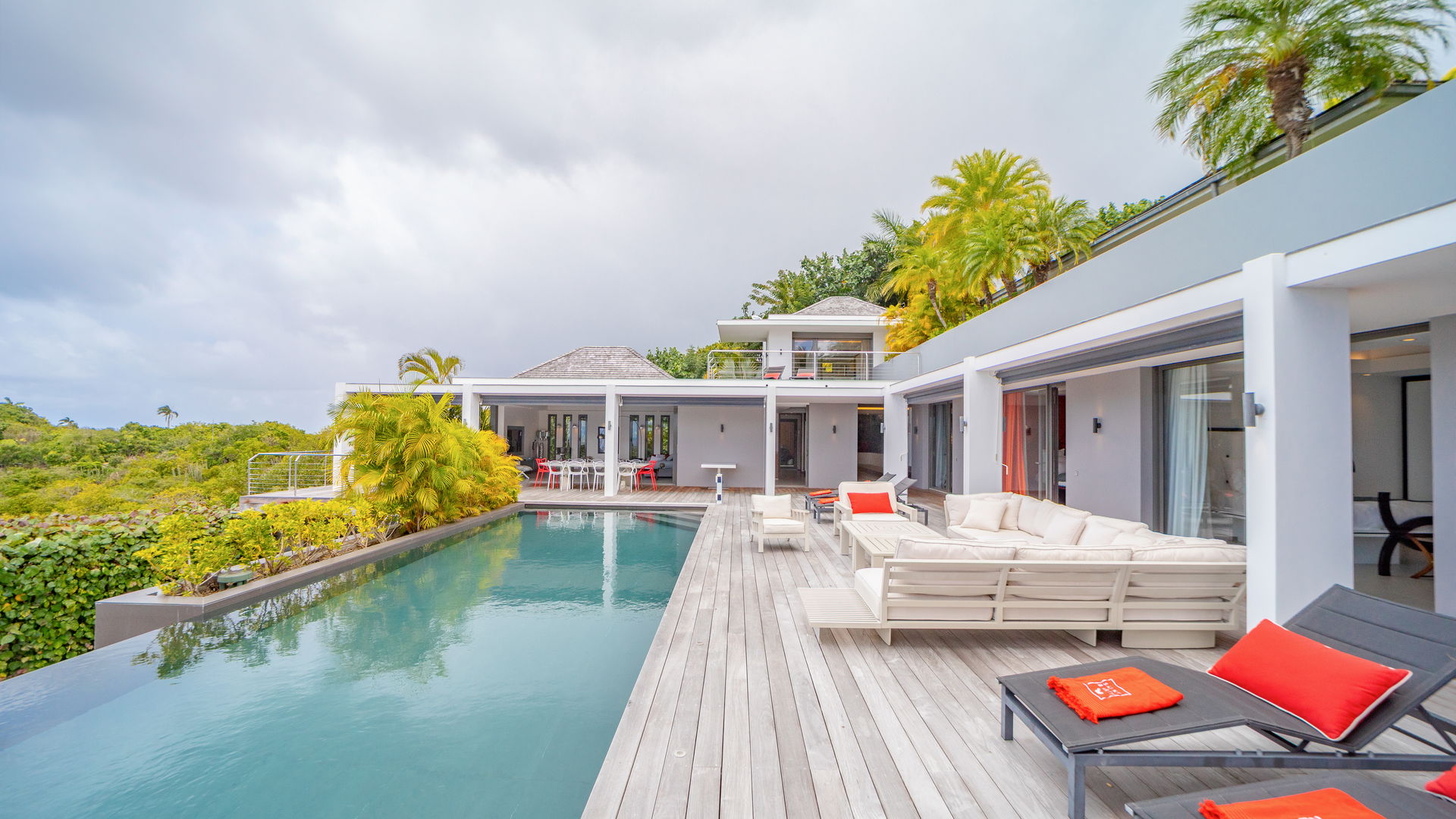 POOL & TERRACE