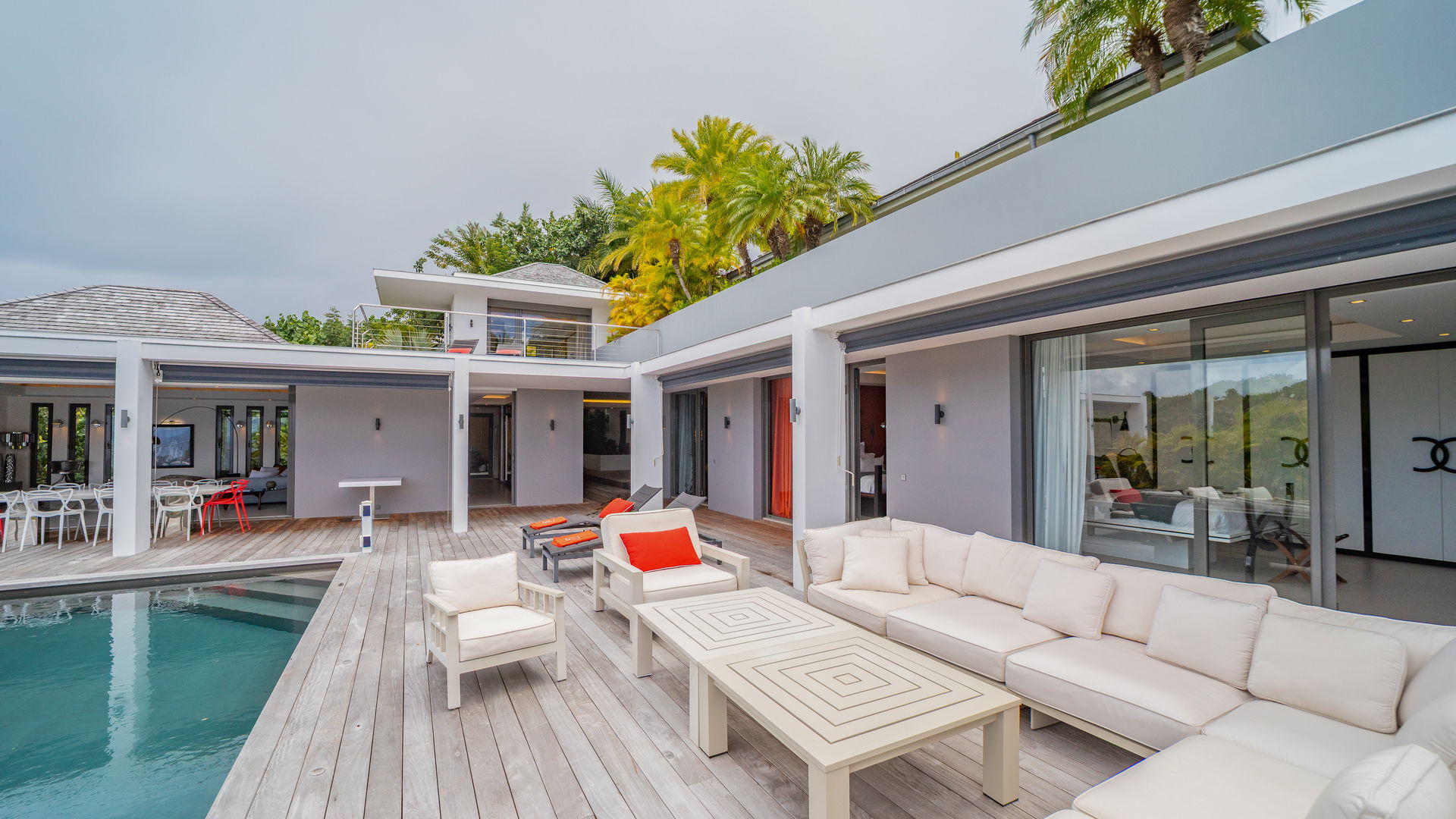 POOL & TERRACE