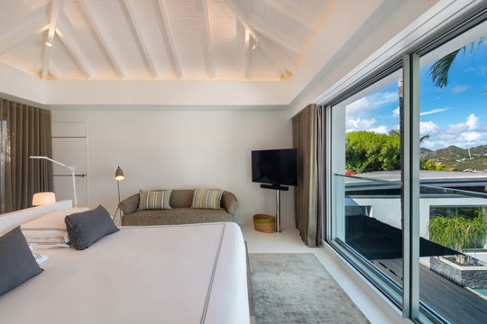 VILLA WINGS BEDROOM1 2