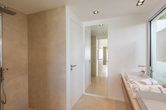 VILLA WINGS BEDROOM1 5