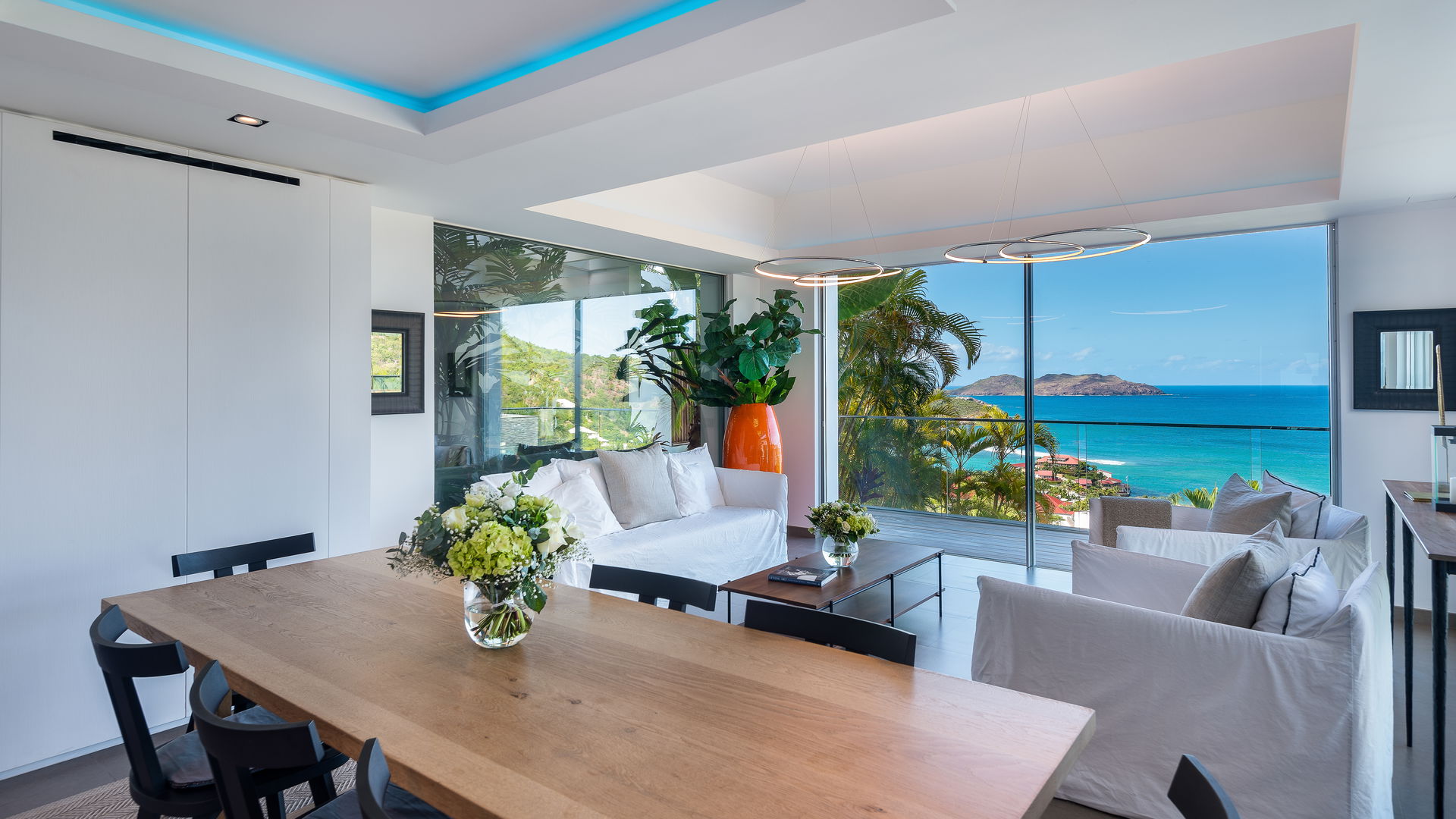 KITCHEN & DINING AREA