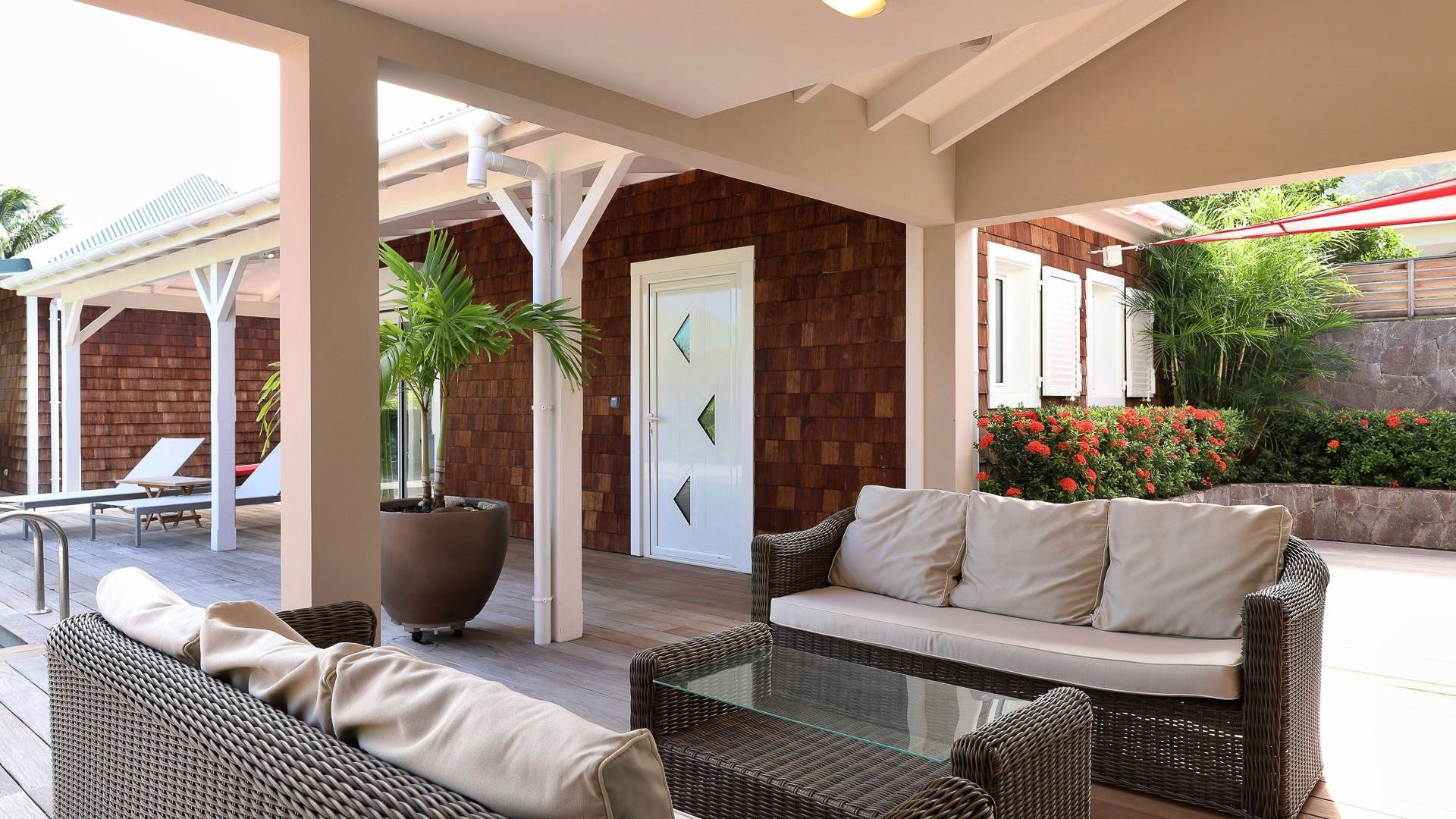 POOL & TERRACE