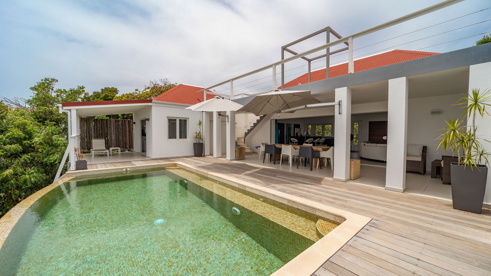 POOL & TERRACE