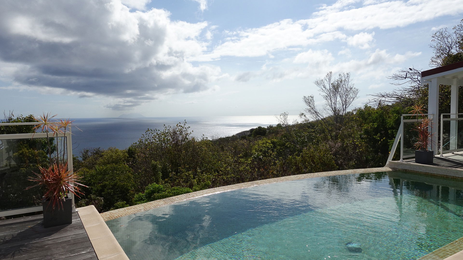 POOL & TERRACE
