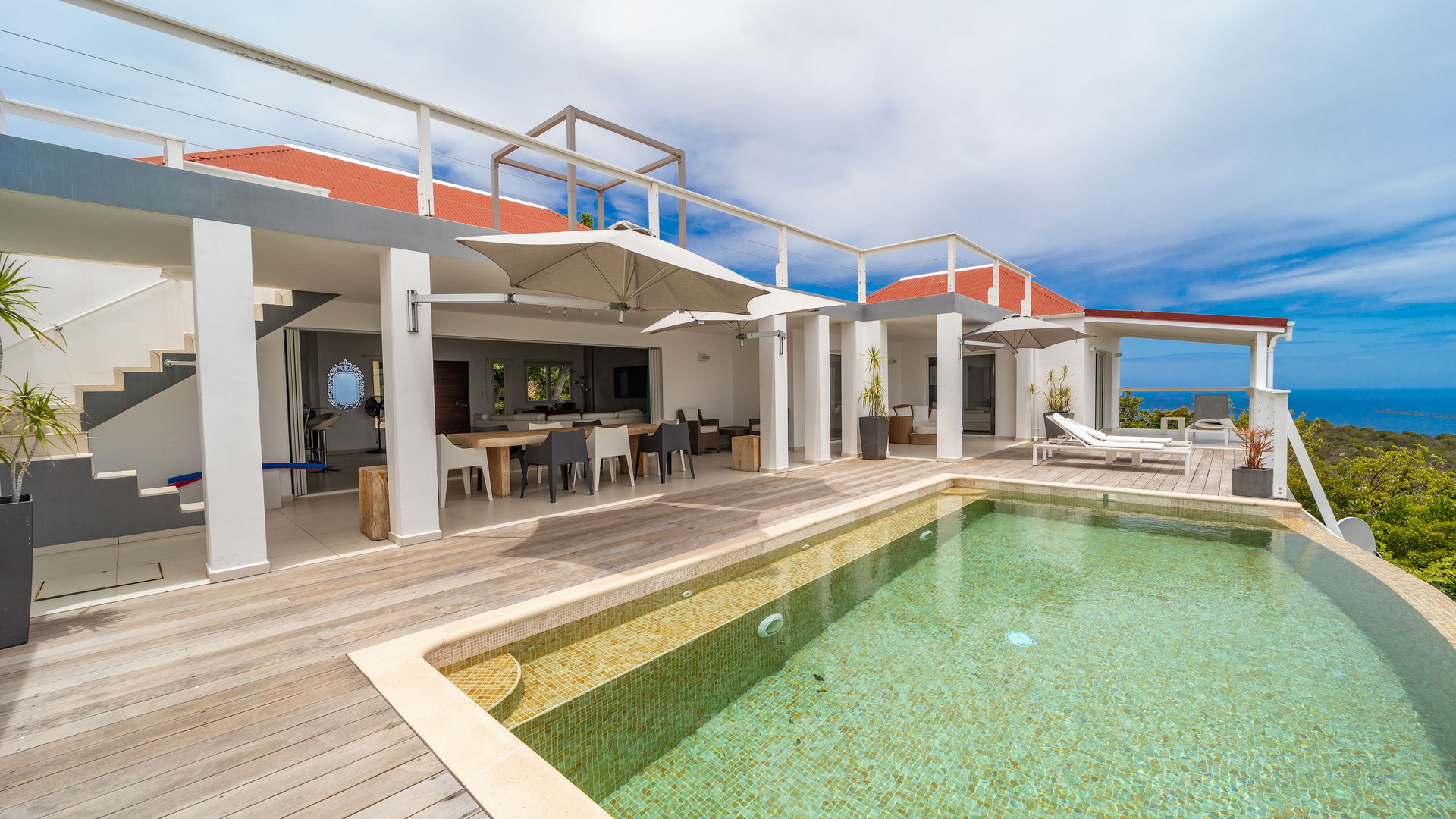 POOL & TERRACE