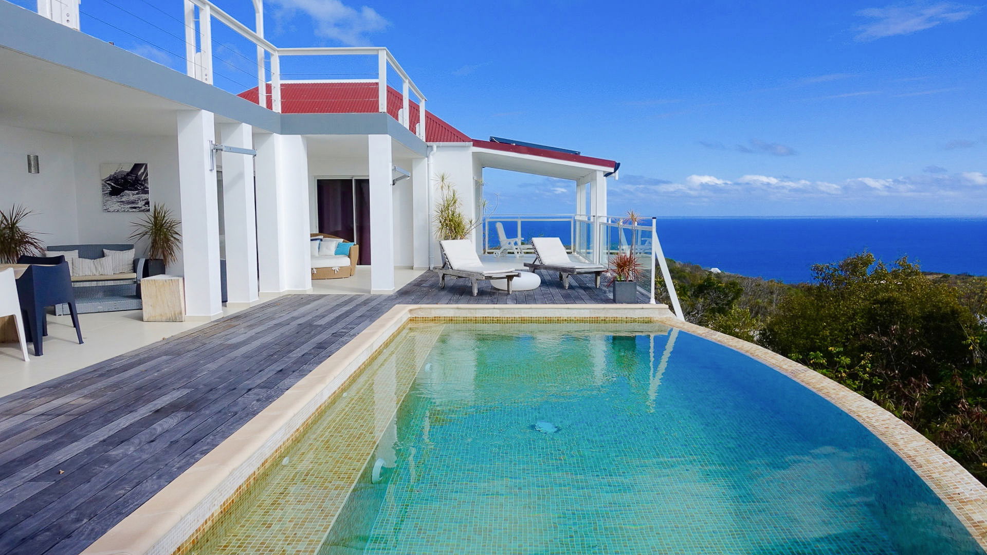 POOL & TERRACE
