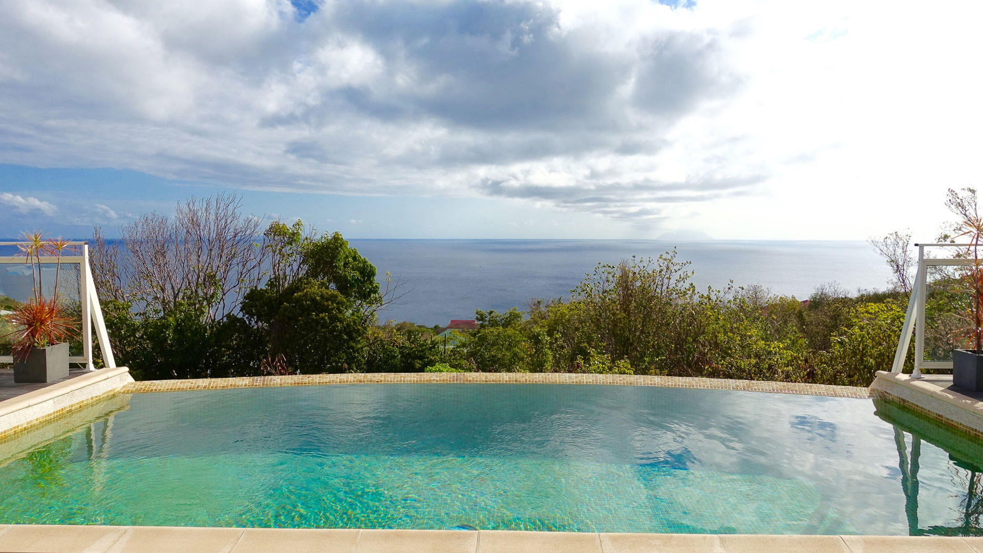 POOL & TERRACE