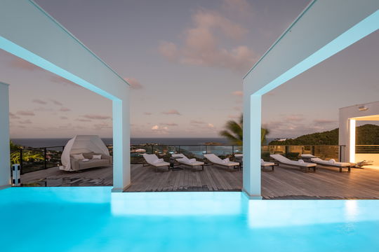 VILLA ECLIPSE BY NIGHT 1