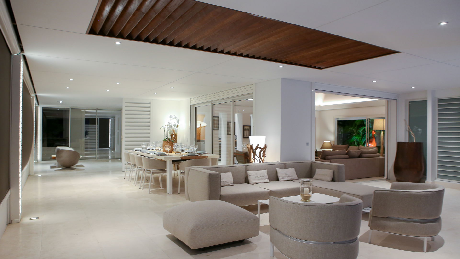OUTDOOR LOUNGE AREA