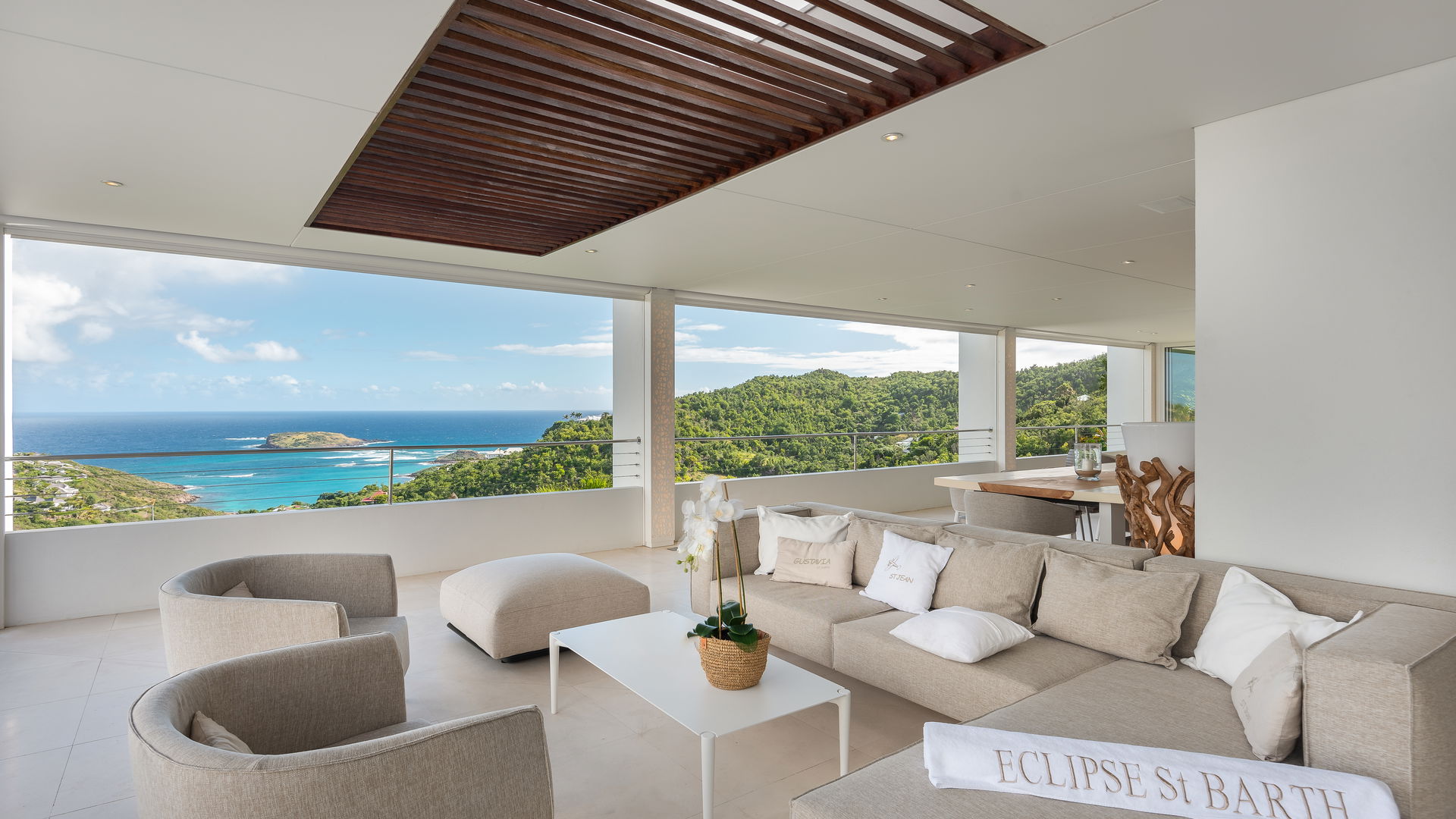 OUTDOOR LOUNGE AREA