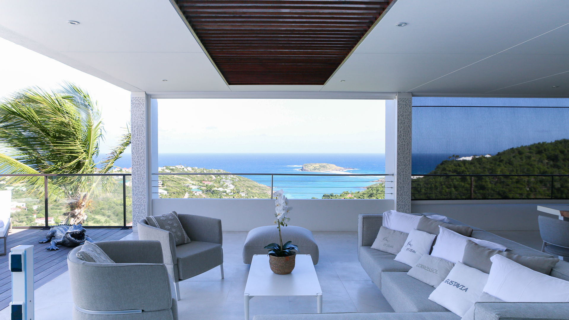 OUTDOOR LOUNGE AREA