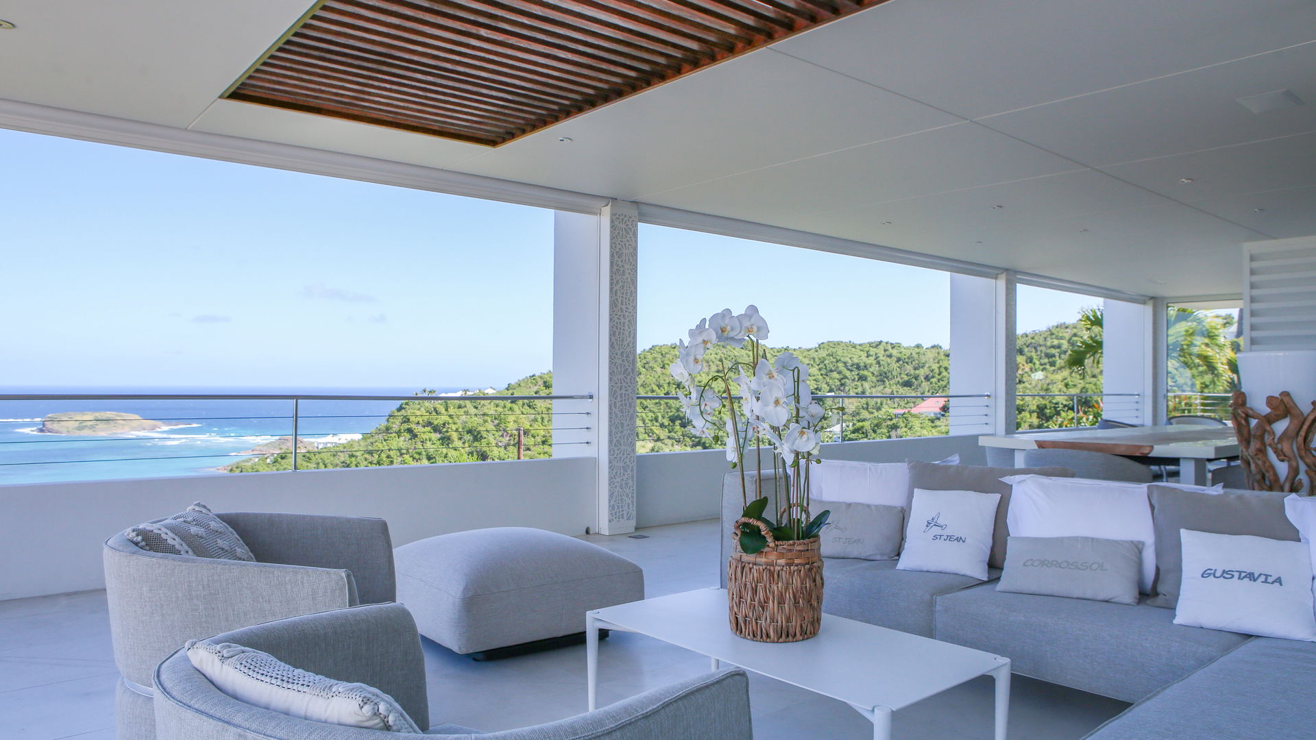 OUTDOOR LOUNGE AREA