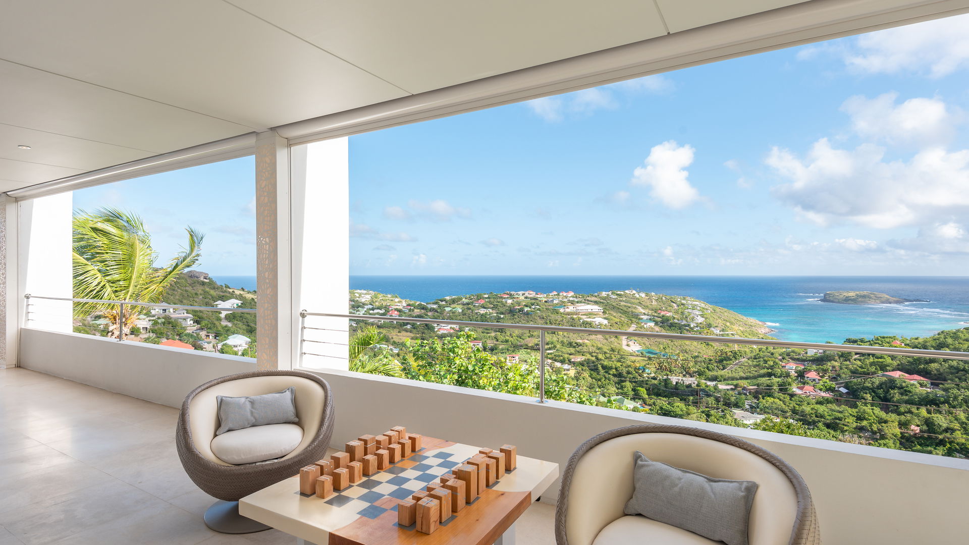 OUTDOOR LOUNGE AREA