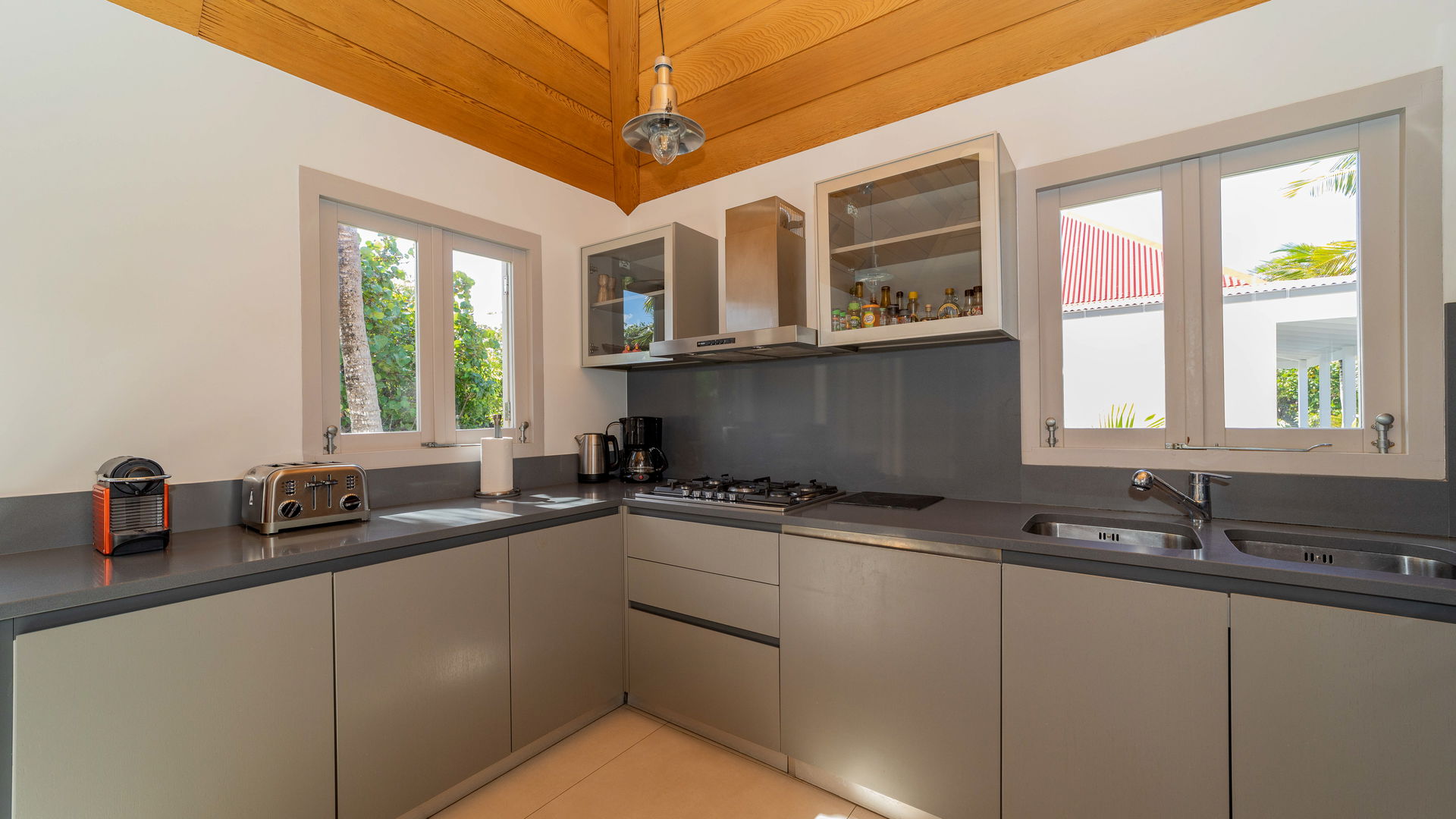 KITCHEN & DINING AREA