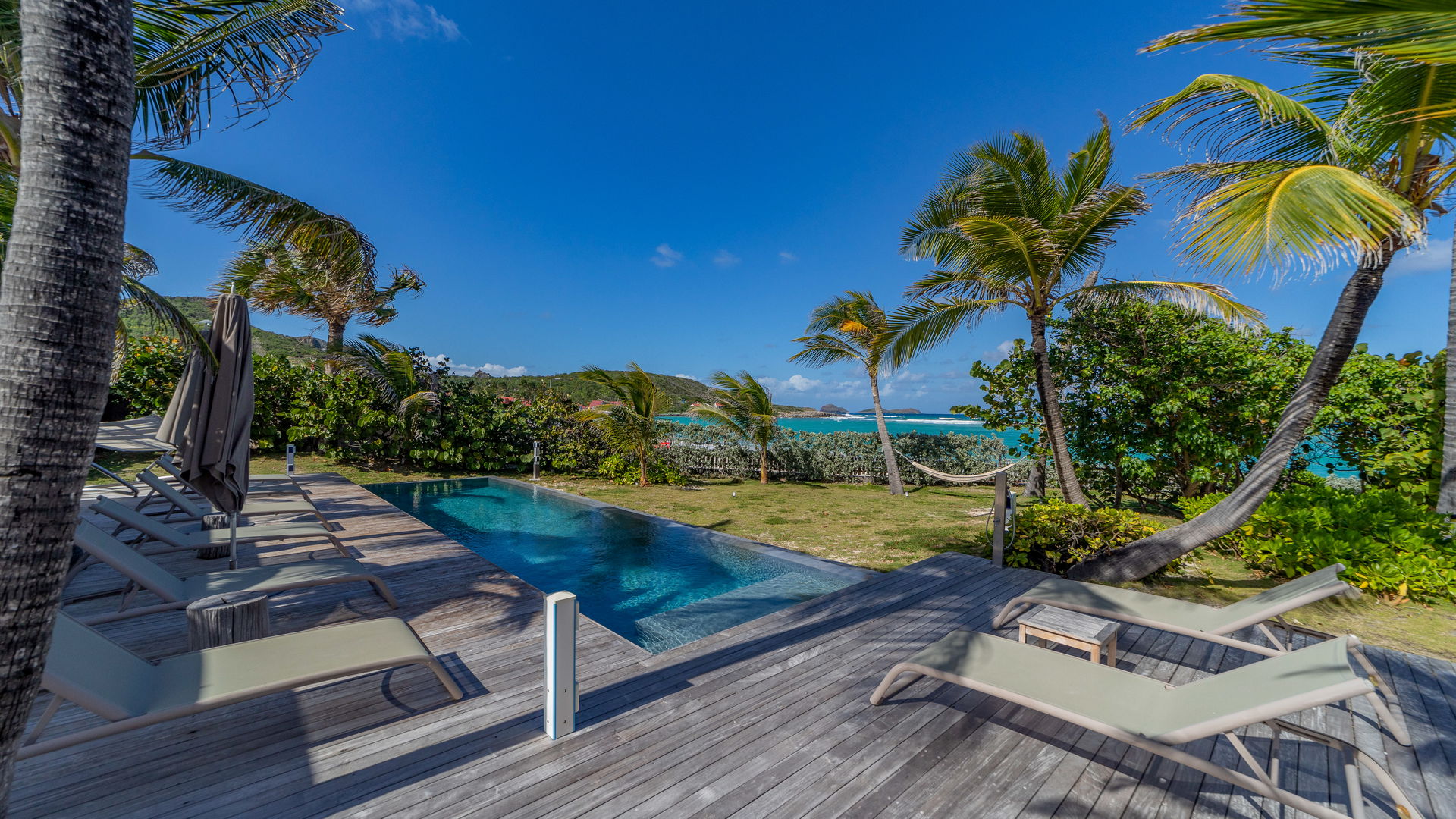 POOL & TERRACE