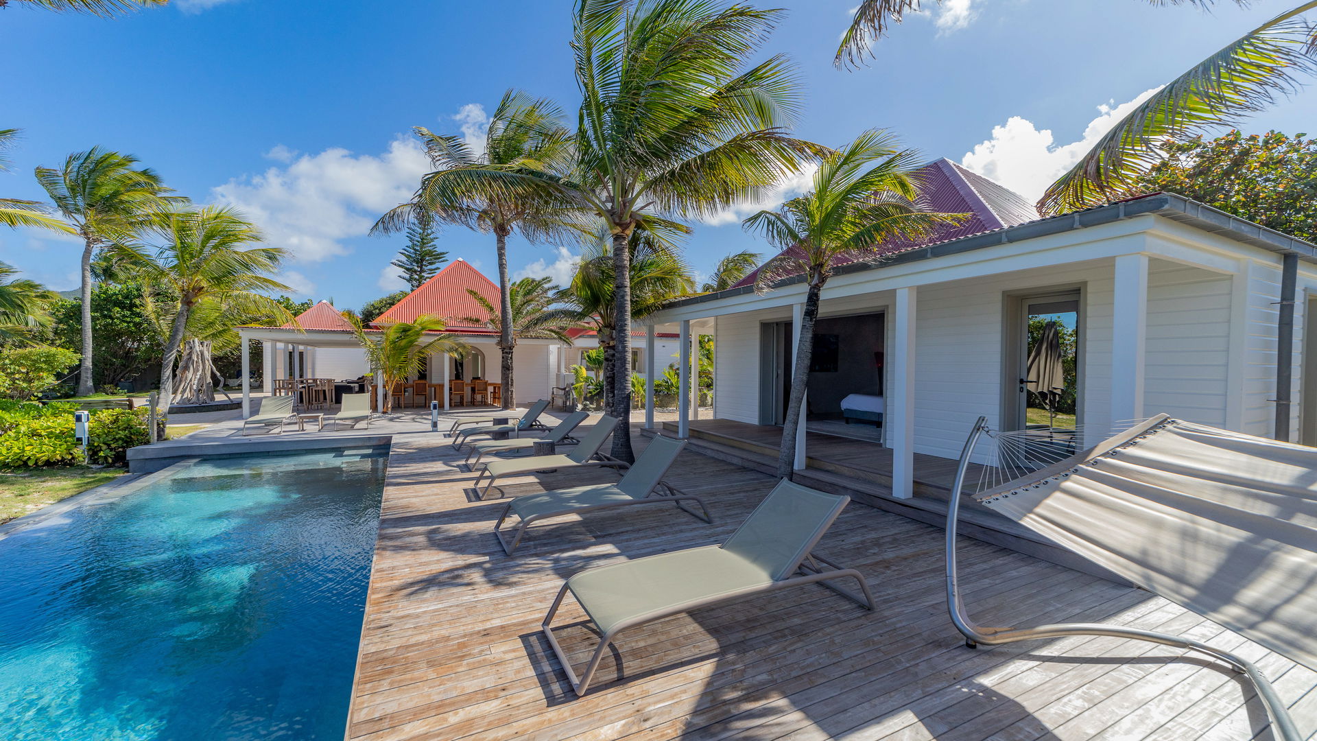 POOL & TERRACE