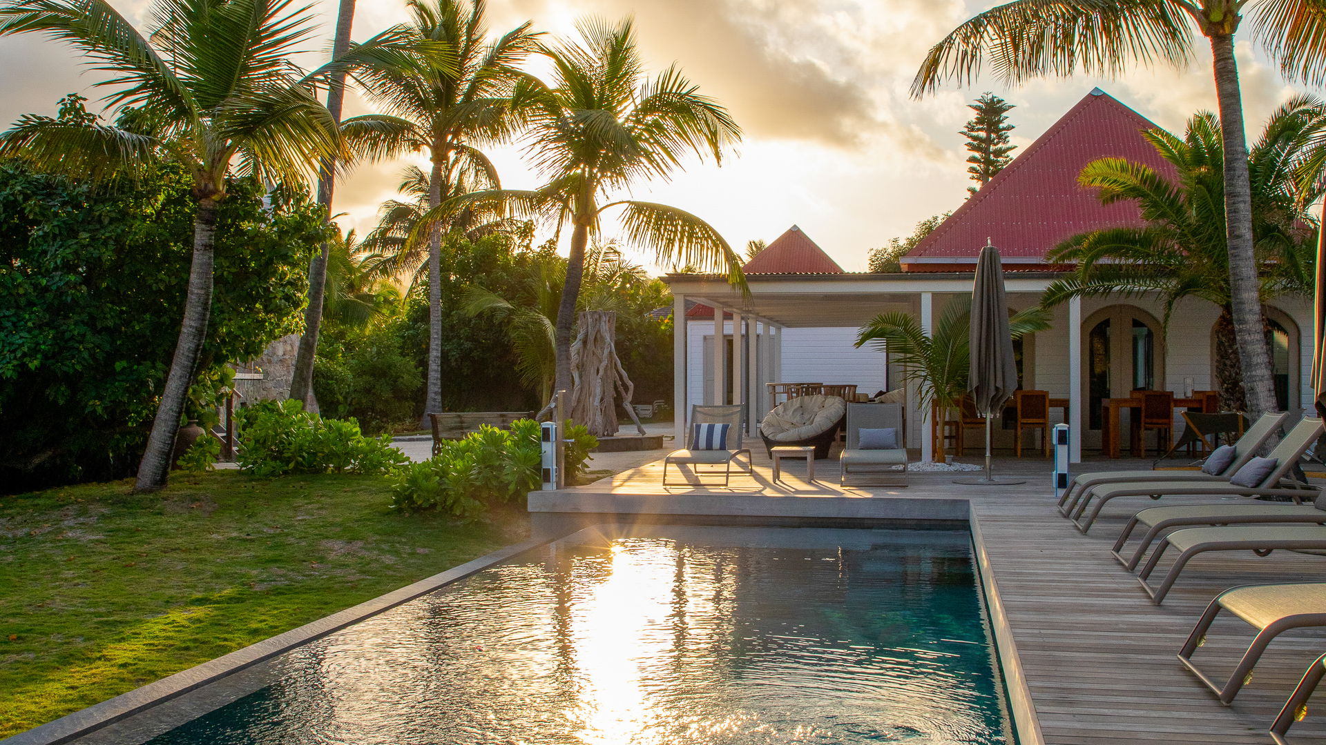 POOL & TERRACE