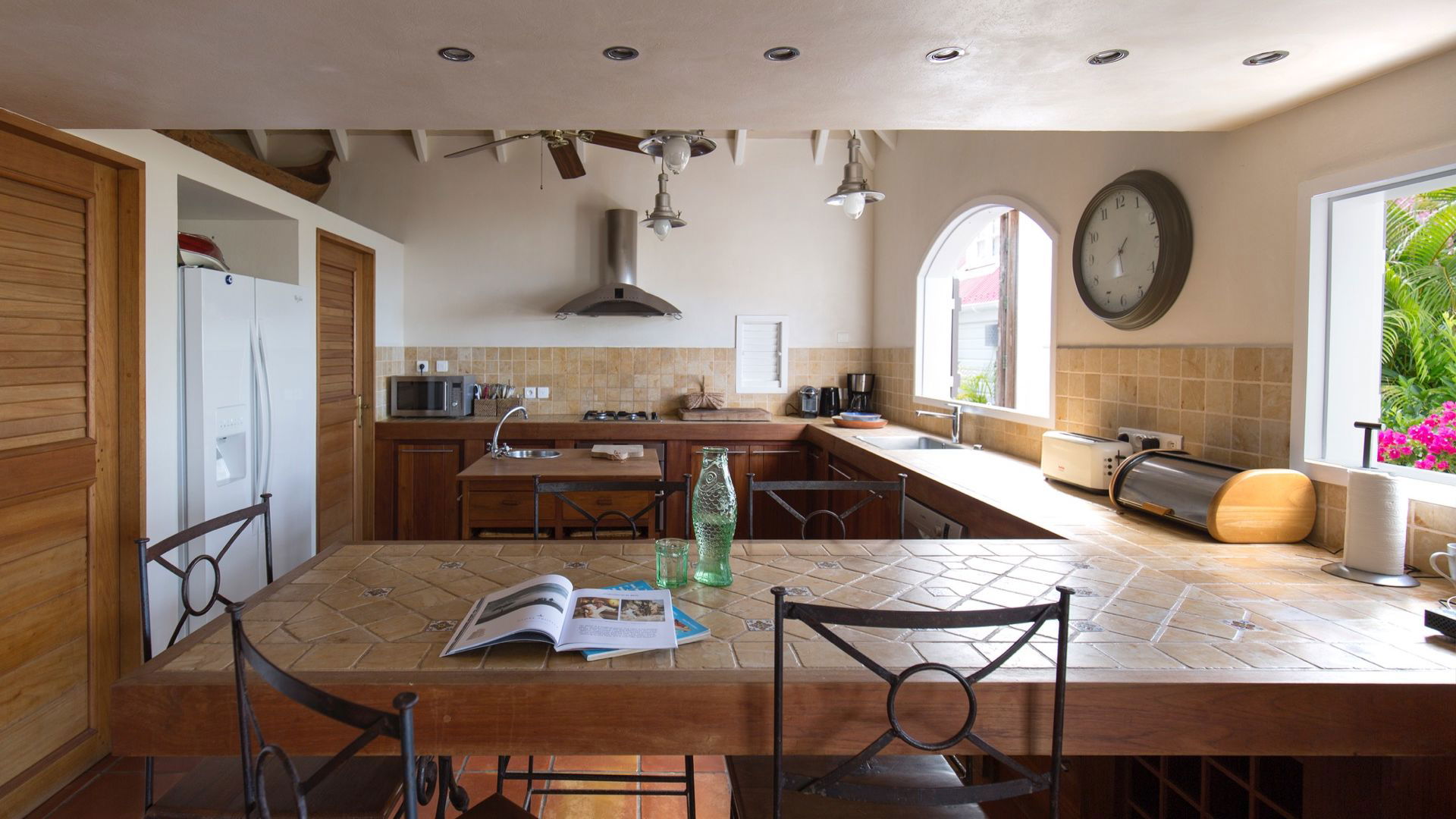 KITCHEN & DINING AREA