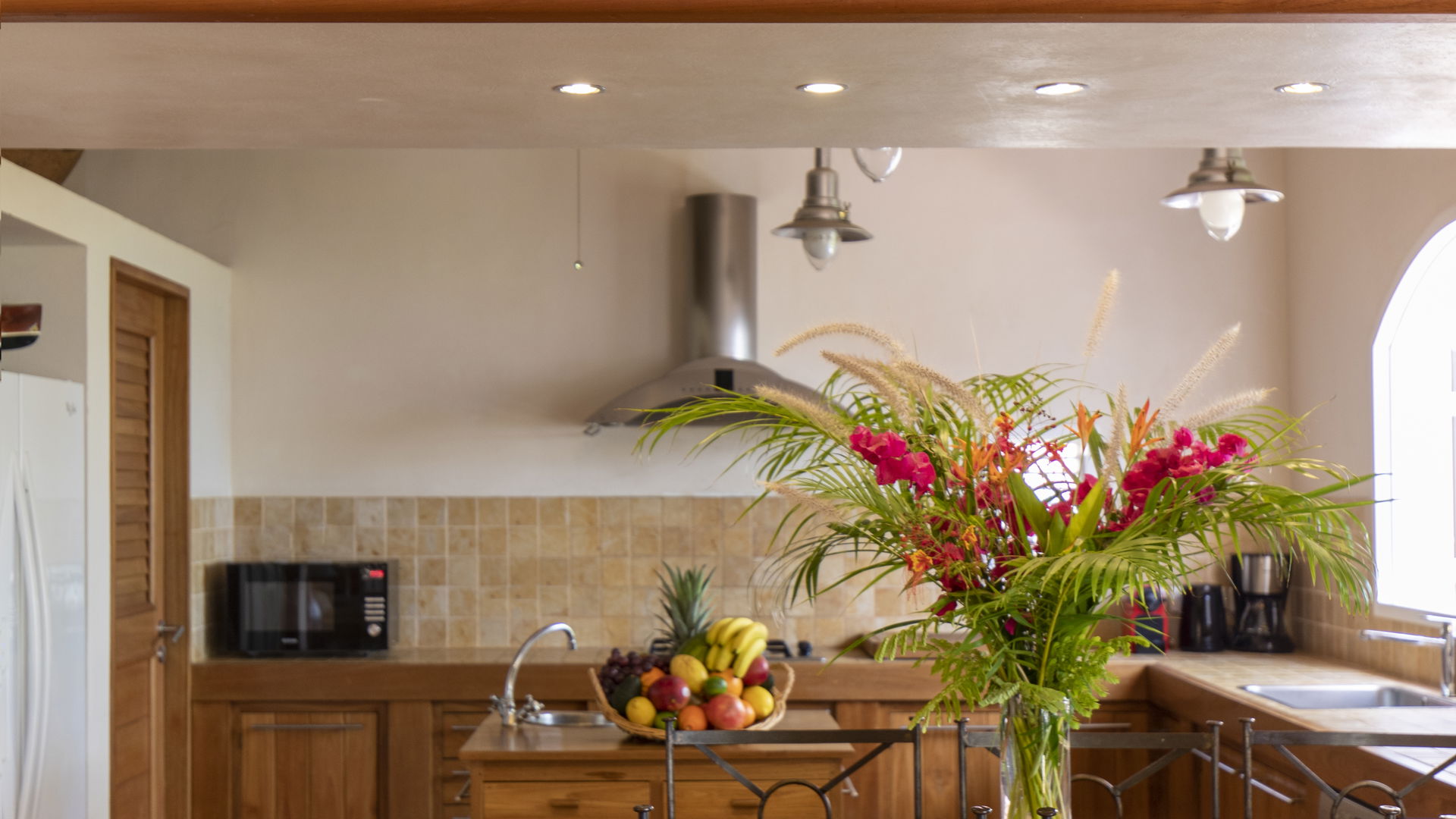 KITCHEN & DINING AREA