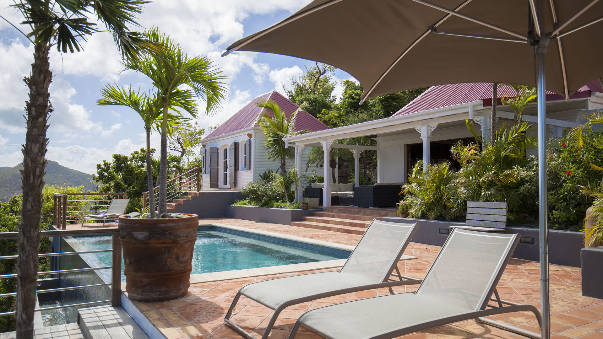 POOL & TERRACE