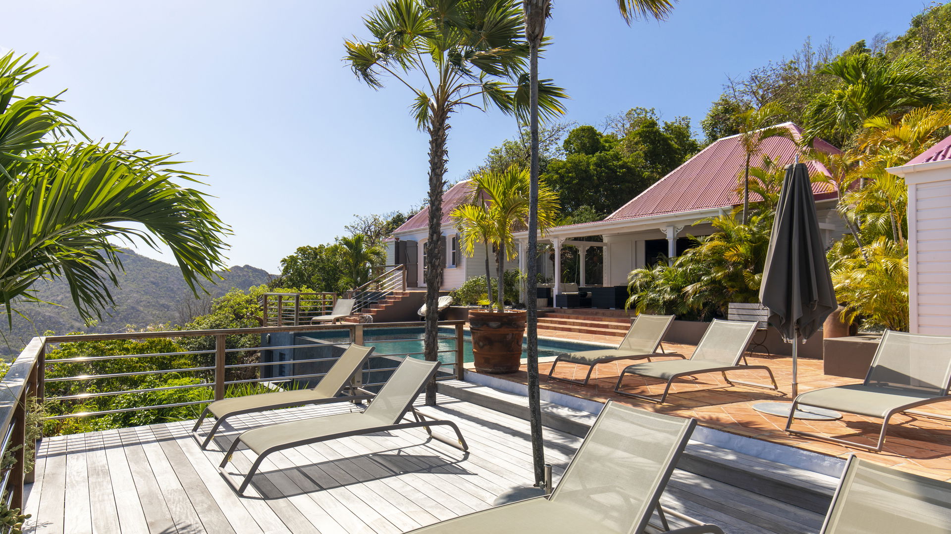 POOL & TERRACE