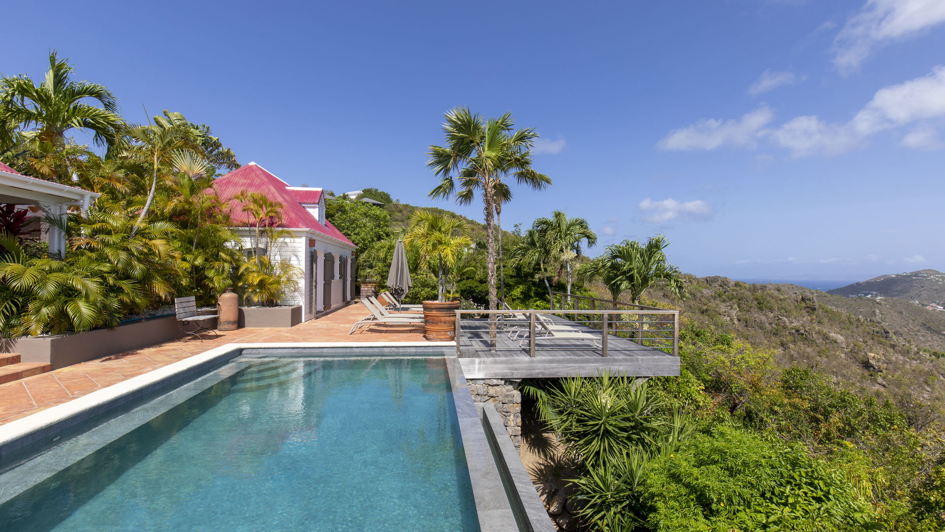 POOL & TERRACE