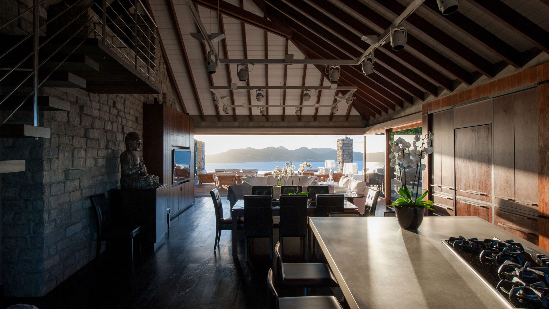 KITCHEN & DINING AREA