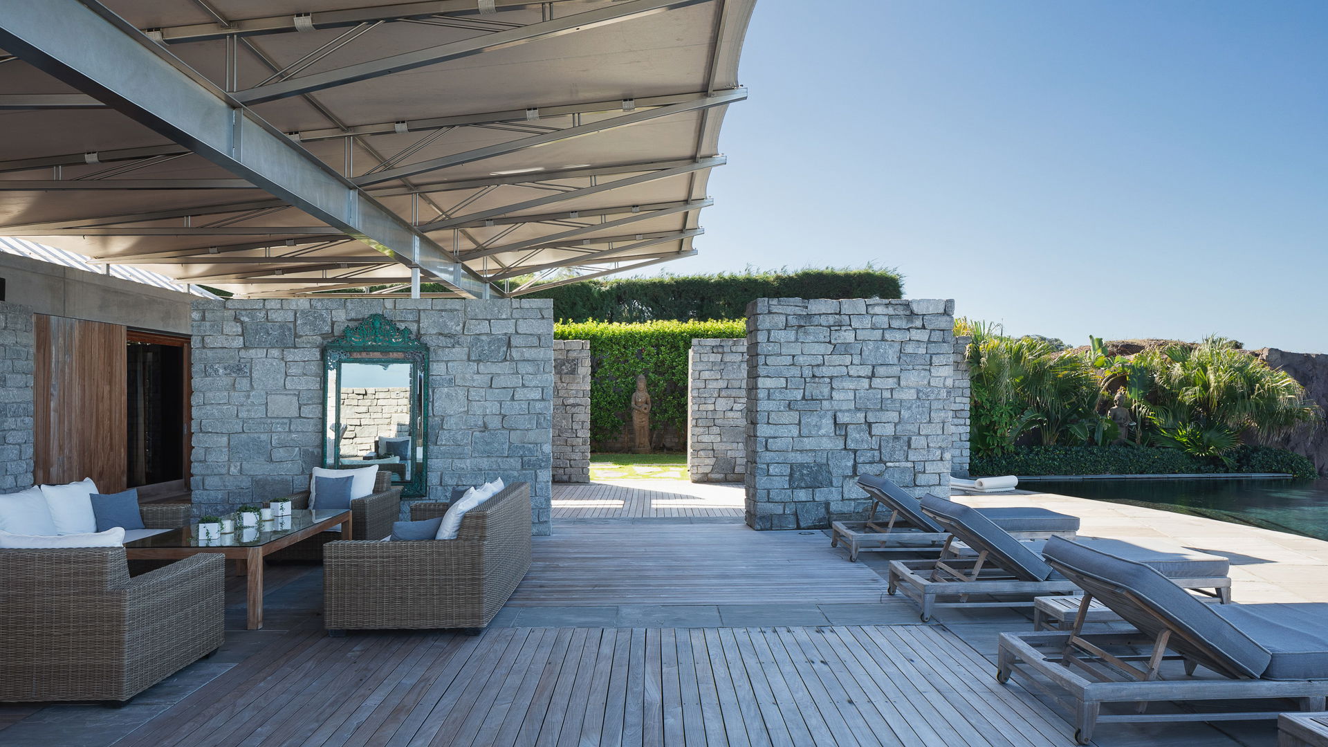 OUTDOOR LOUNGE