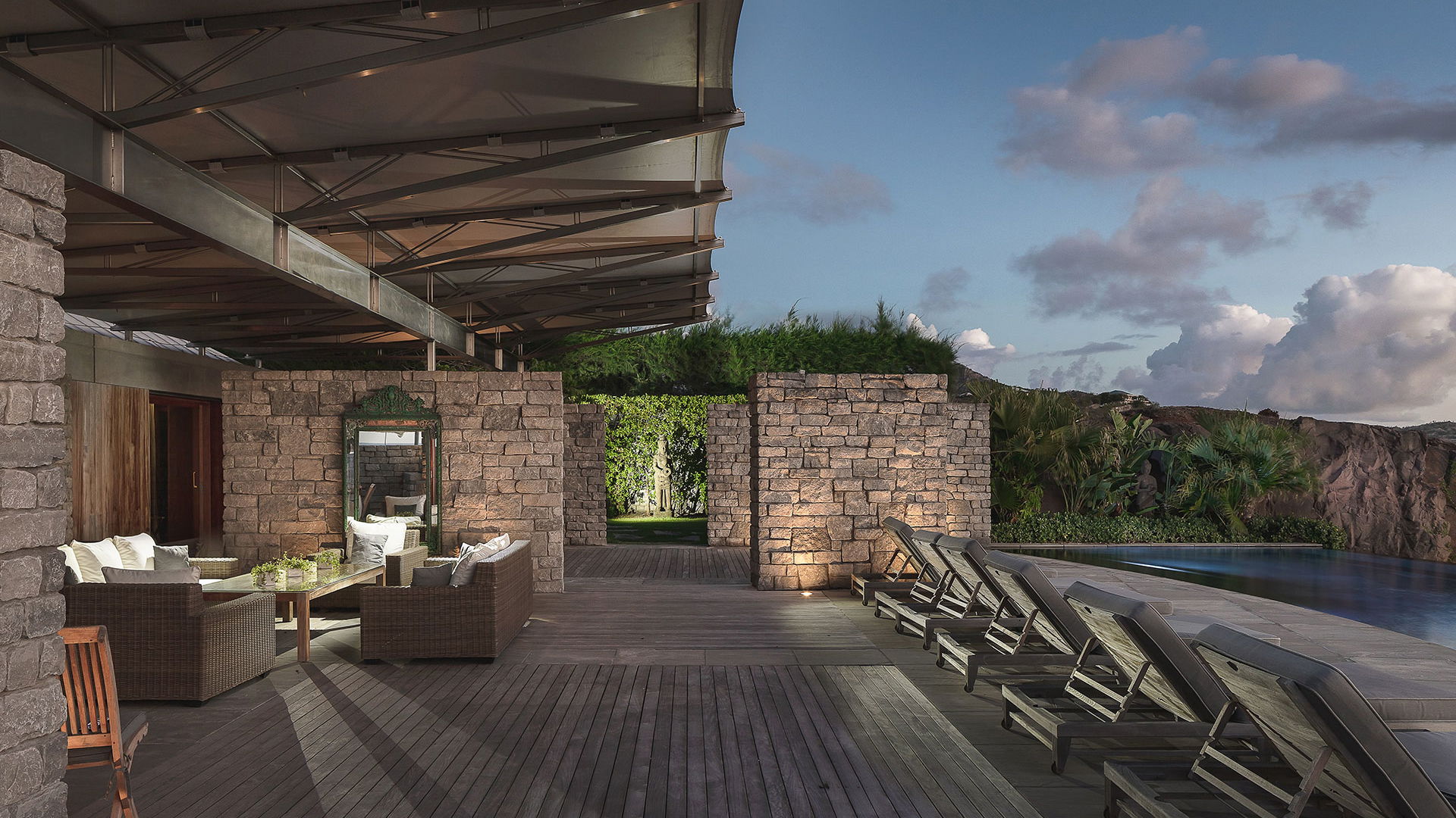 OUTDOOR LOUNGE