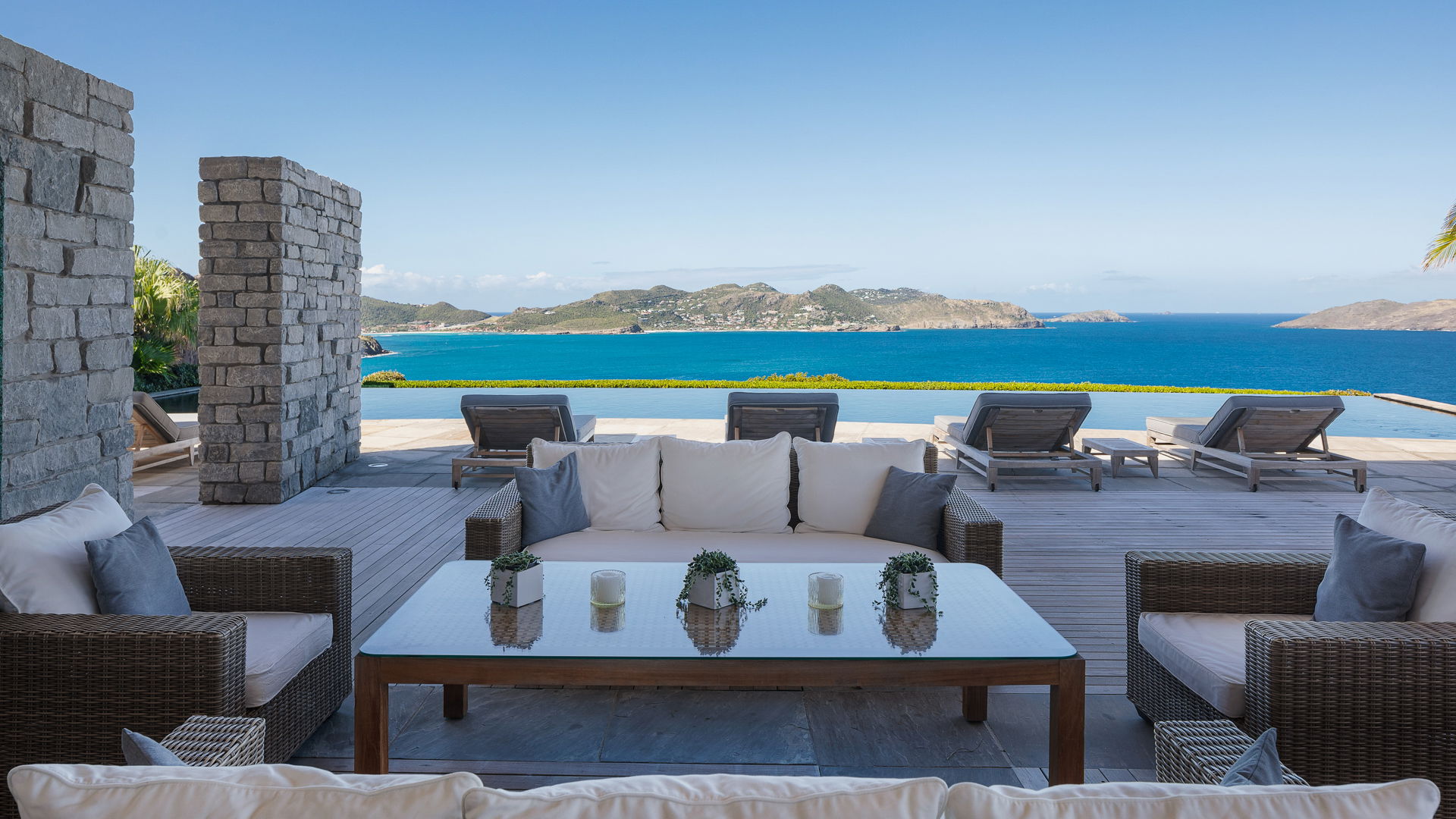 OUTDOOR LOUNGE