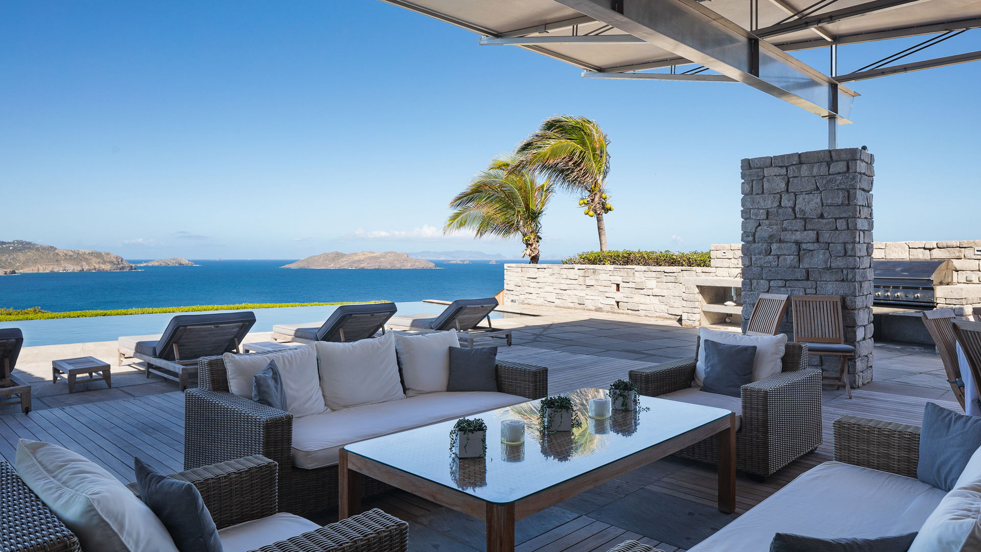 OUTDOOR LOUNGE
