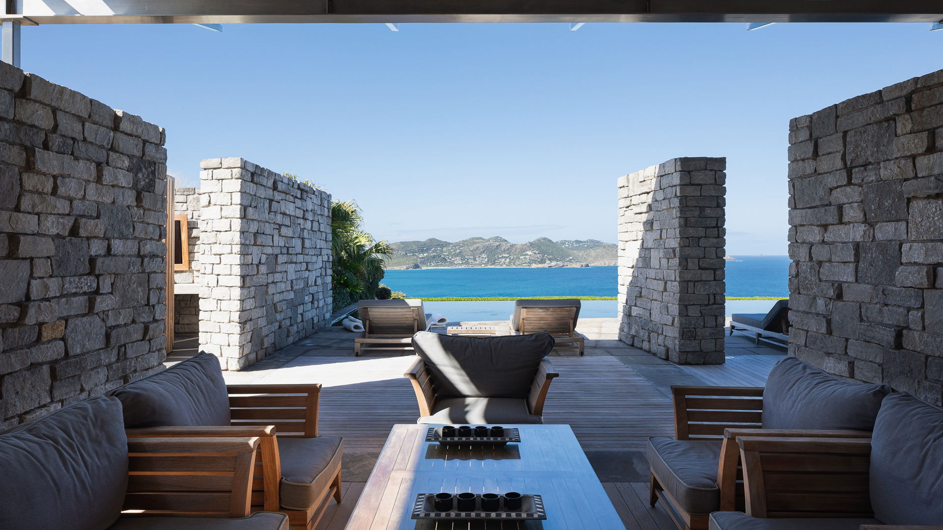 OUTDOOR LOUNGE