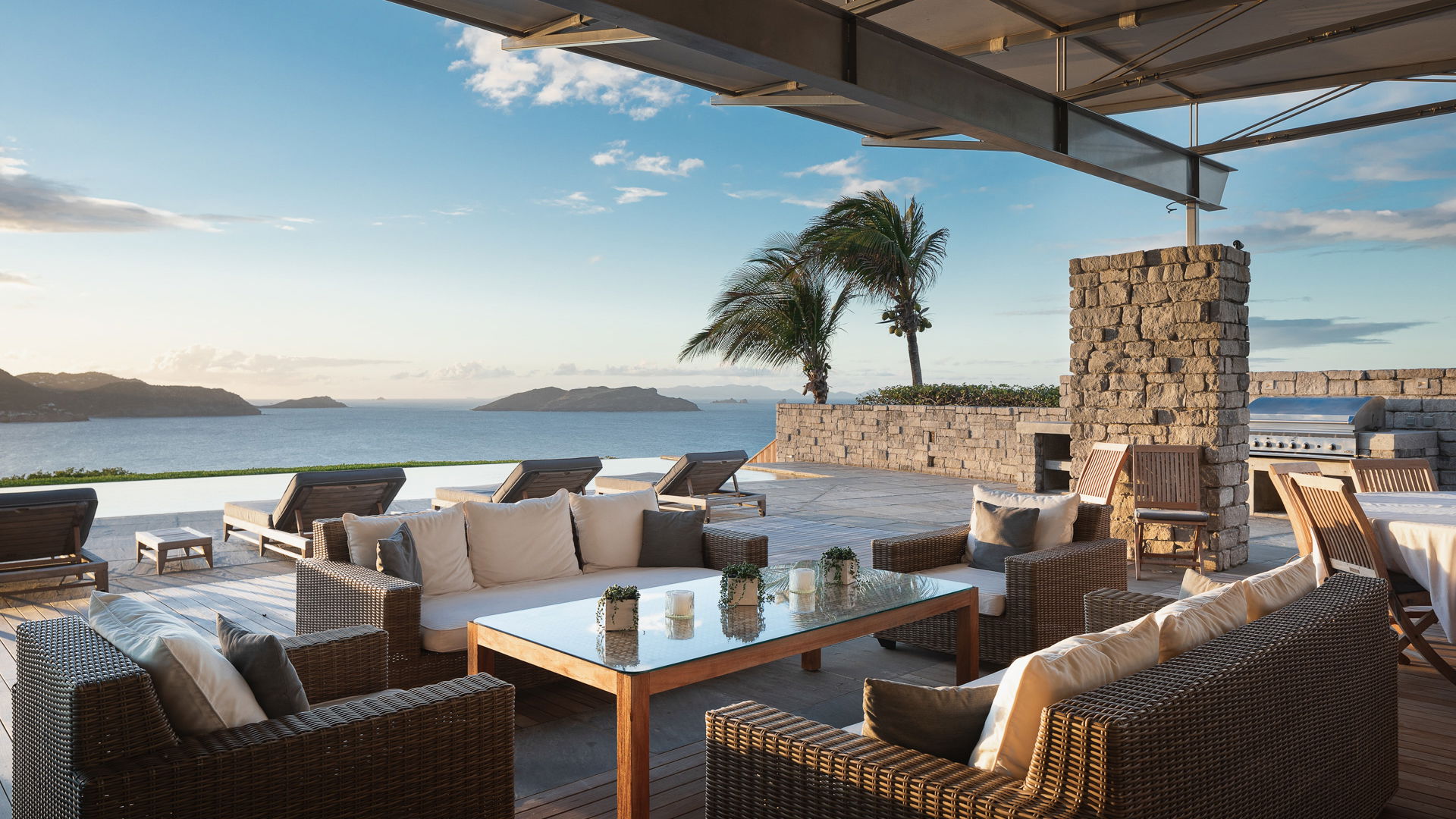 OUTDOOR LOUNGE