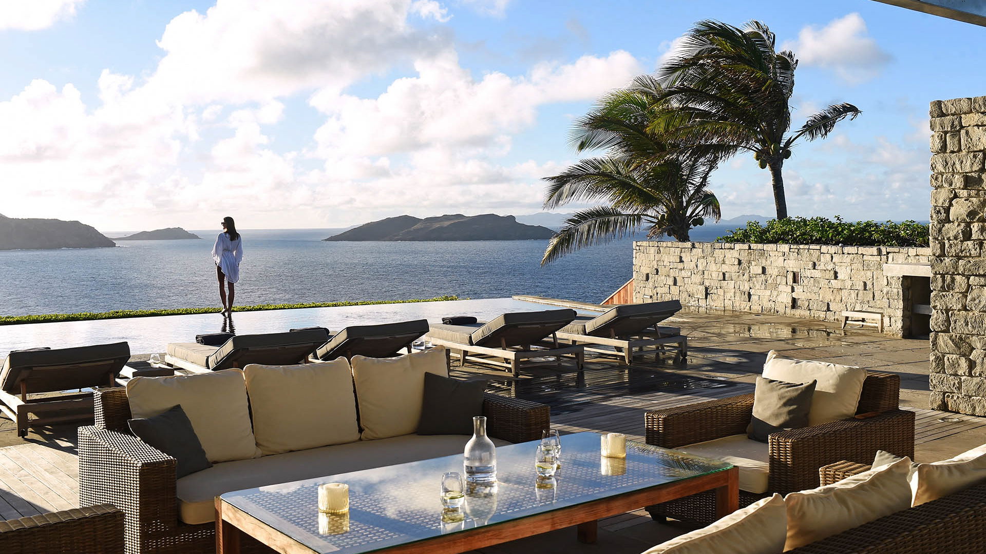 OUTDOOR LOUNGE