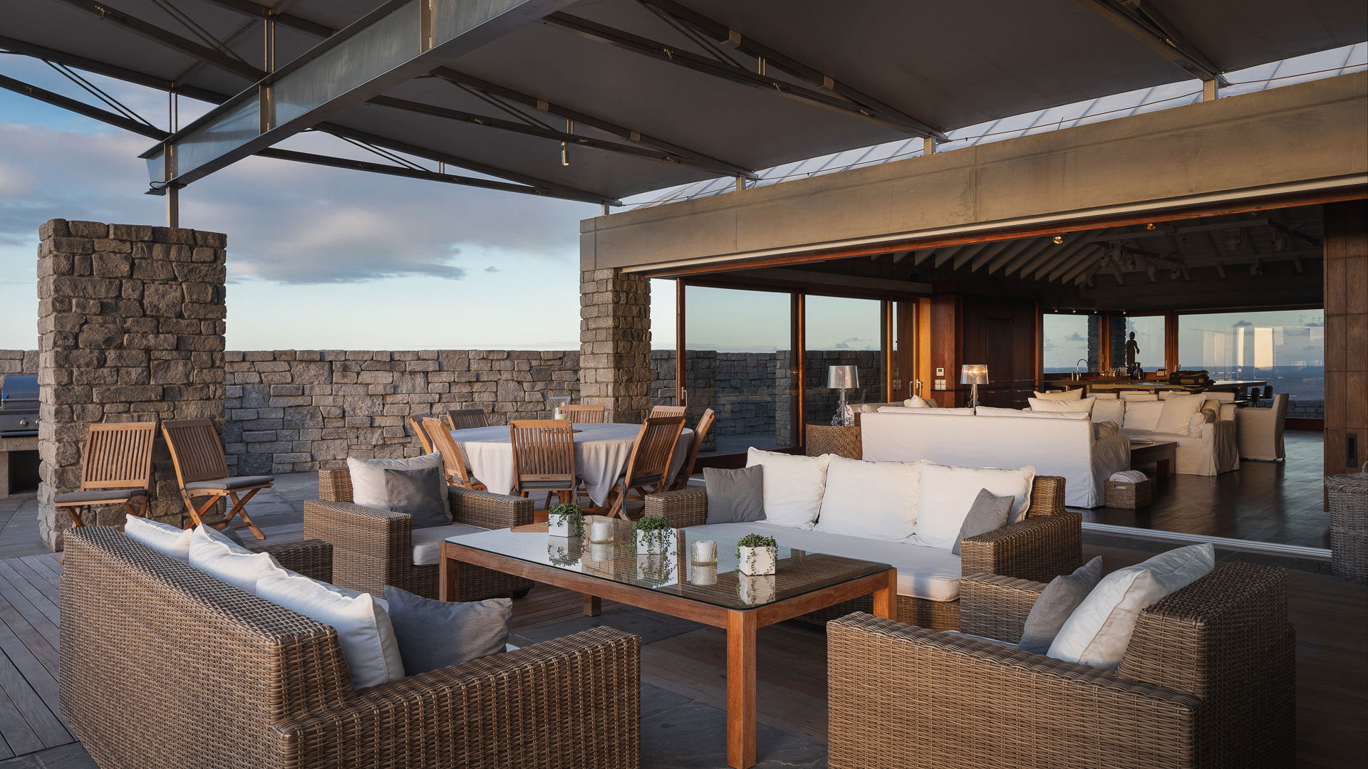 OUTDOOR LOUNGE
