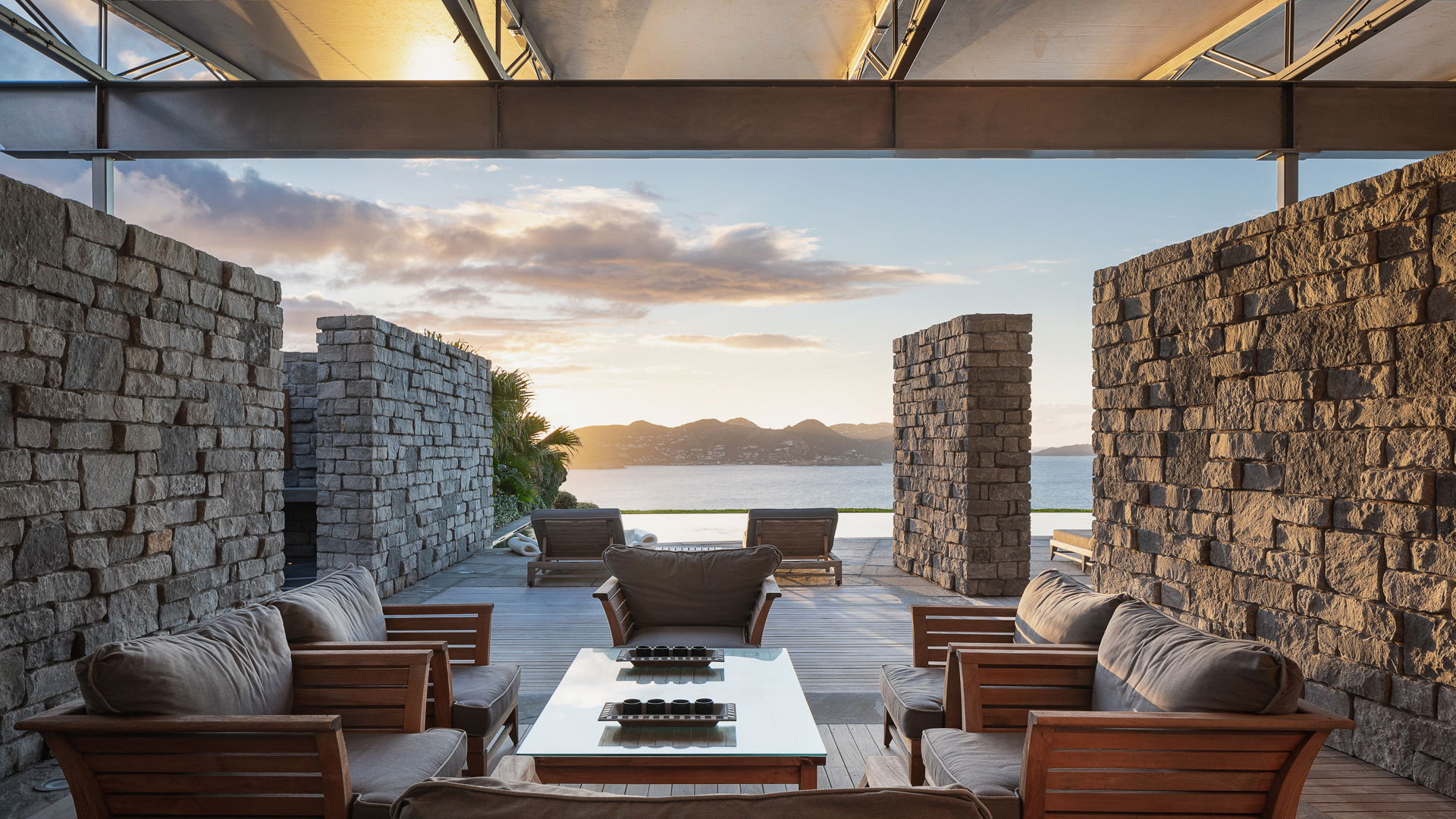 OUTDOOR LOUNGE