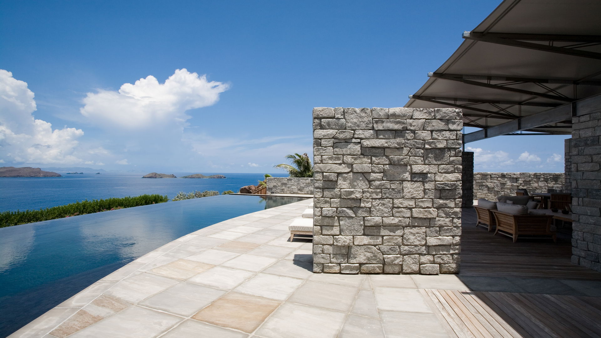 POOL & TERRACE