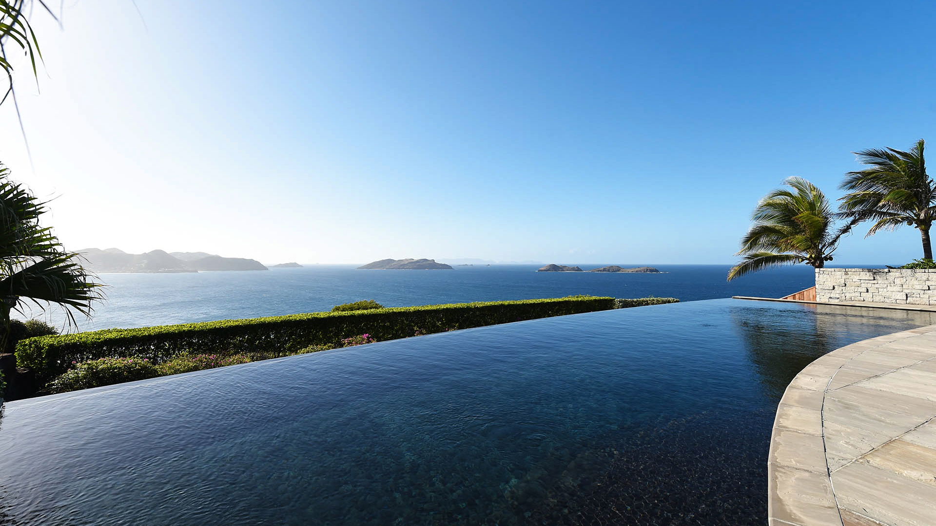 POOL & TERRACE
