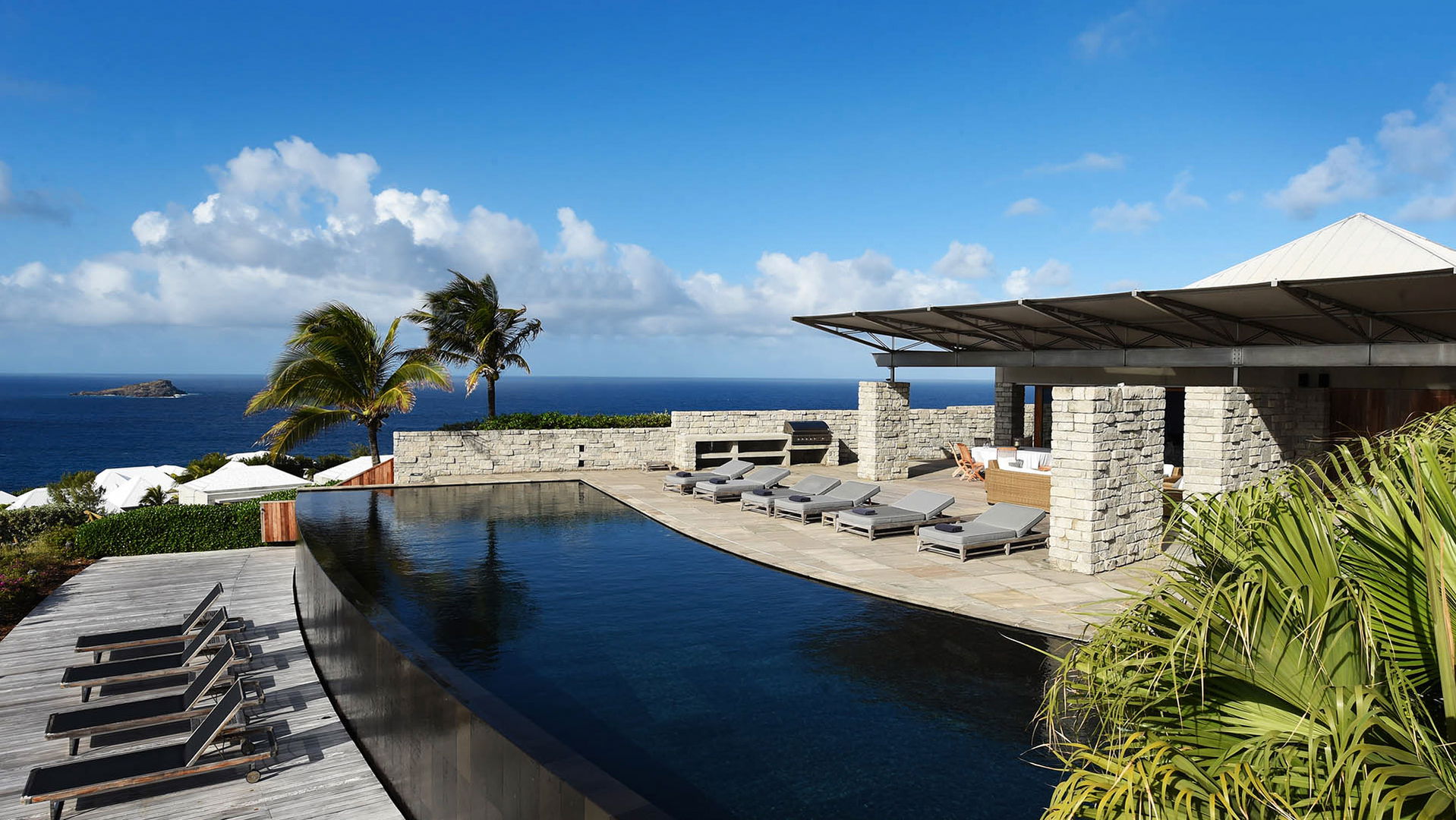 POOL & TERRACE