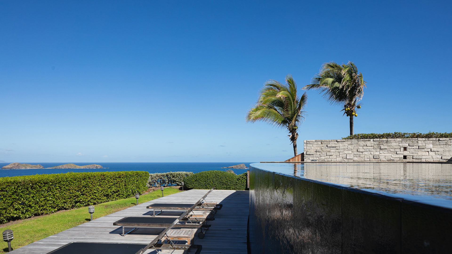 POOL & TERRACE