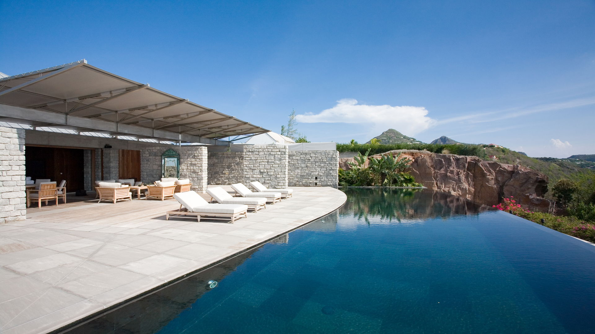 POOL & TERRACE