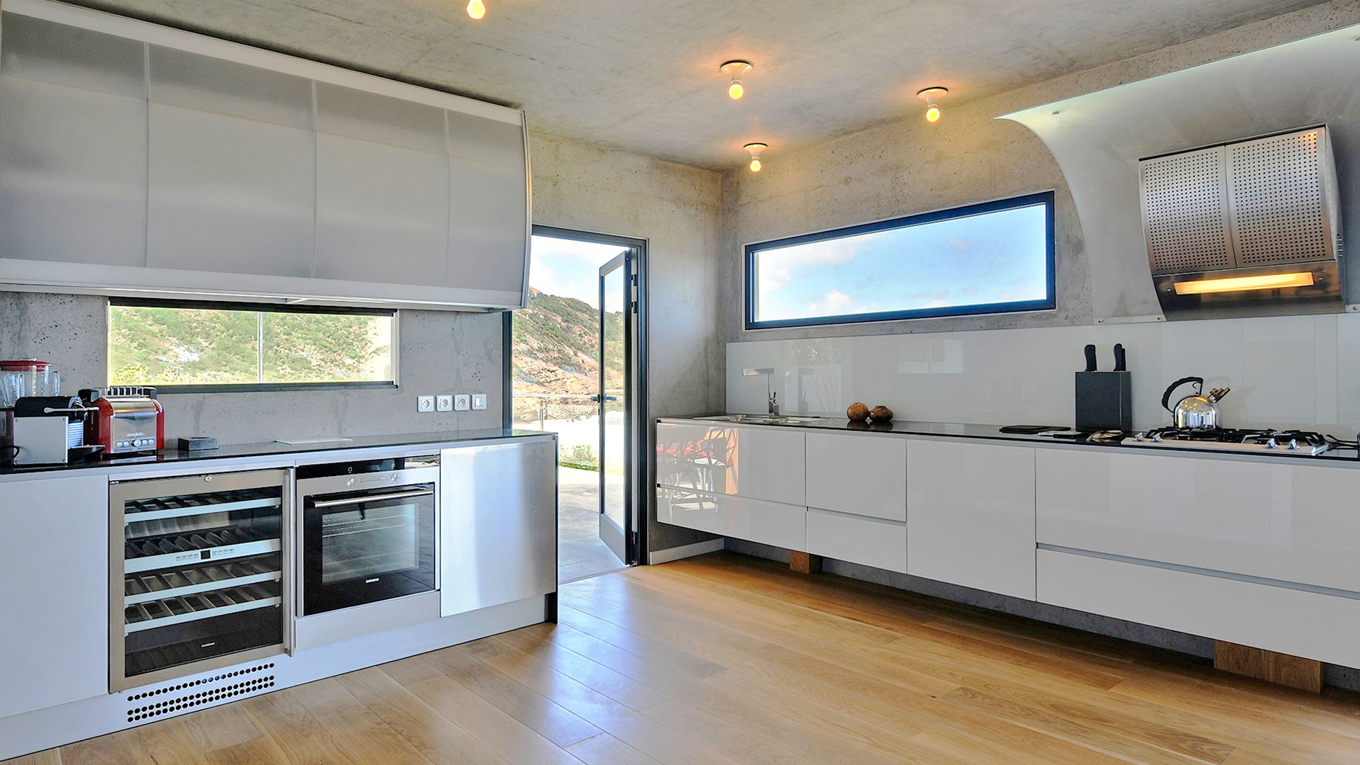 KITCHEN & DINING AREA