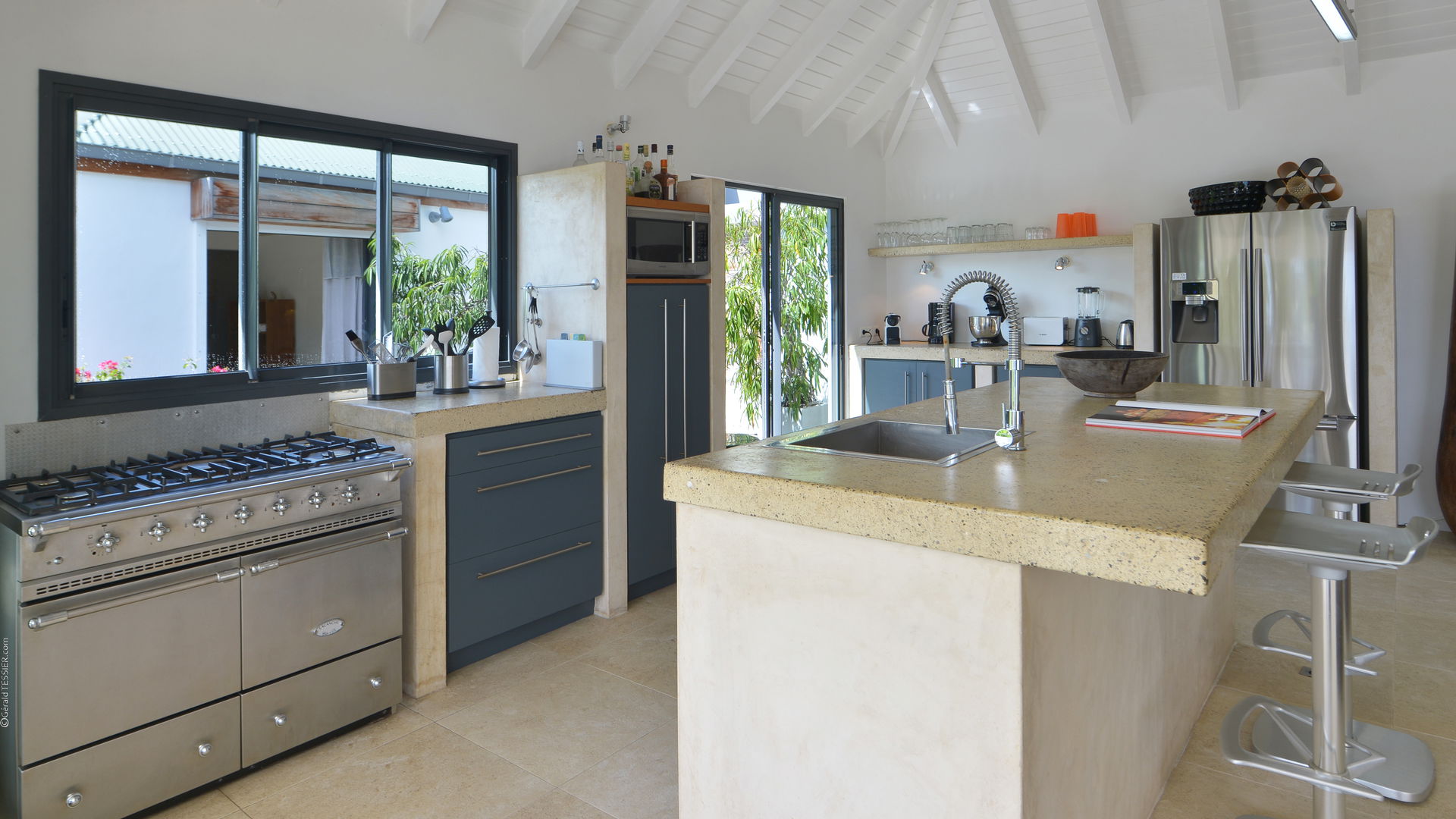 KITCHEN & DINING AREA