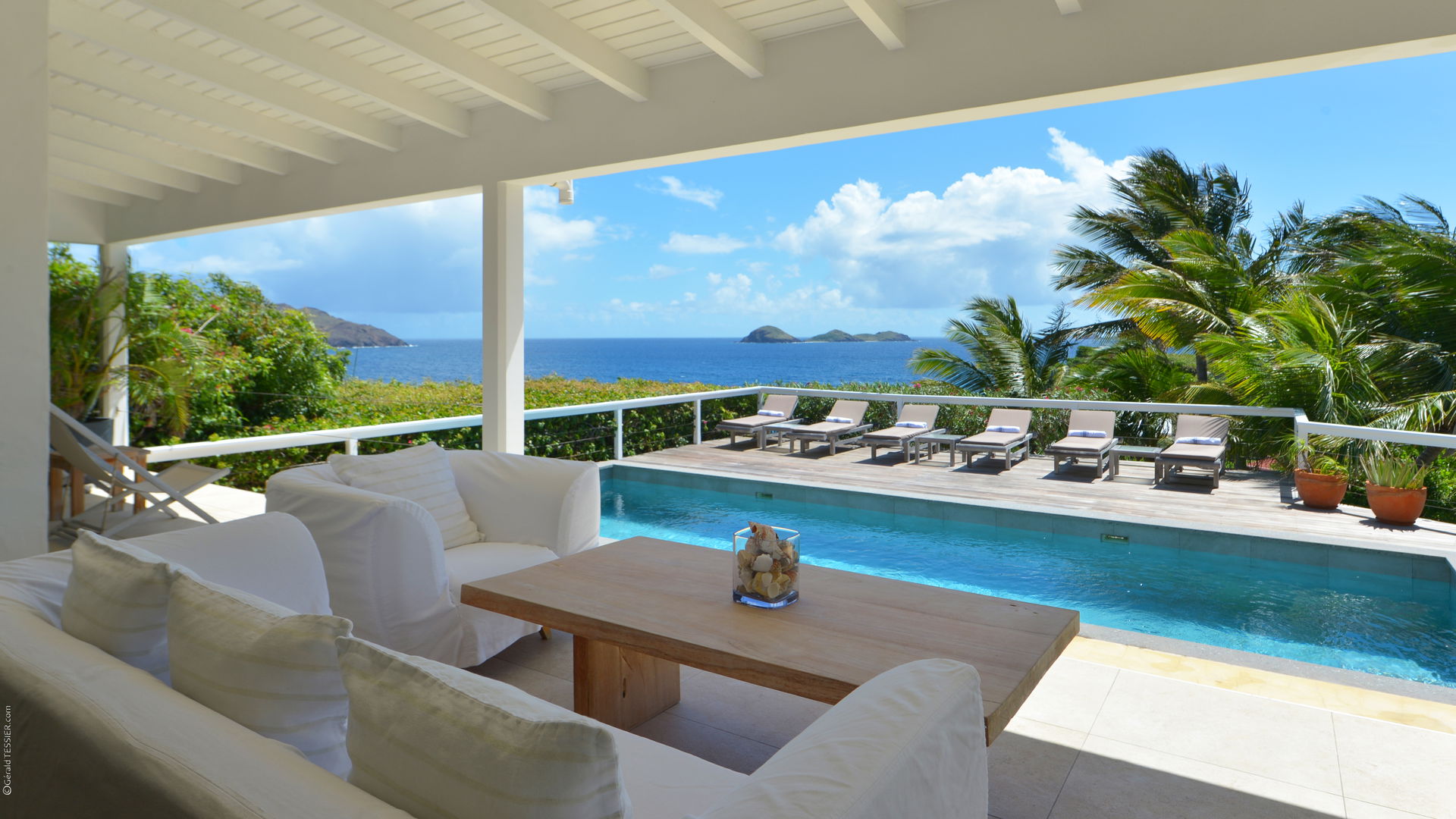 OUTDOOR LOUNGE AREA