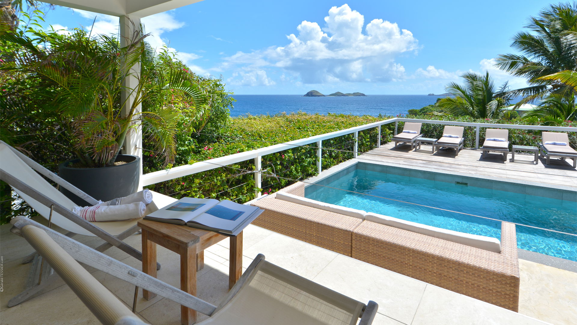 OUTDOOR LOUNGE AREA